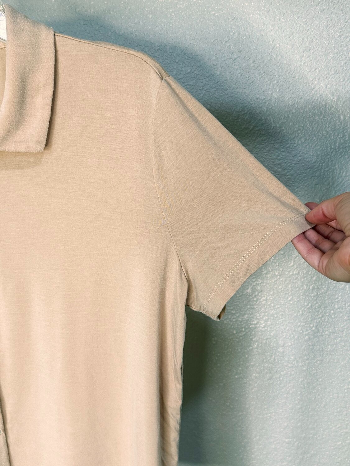 T Tahari Blouse Womens M Beige Short Sleeve Collared Button Up Silky Knit Career