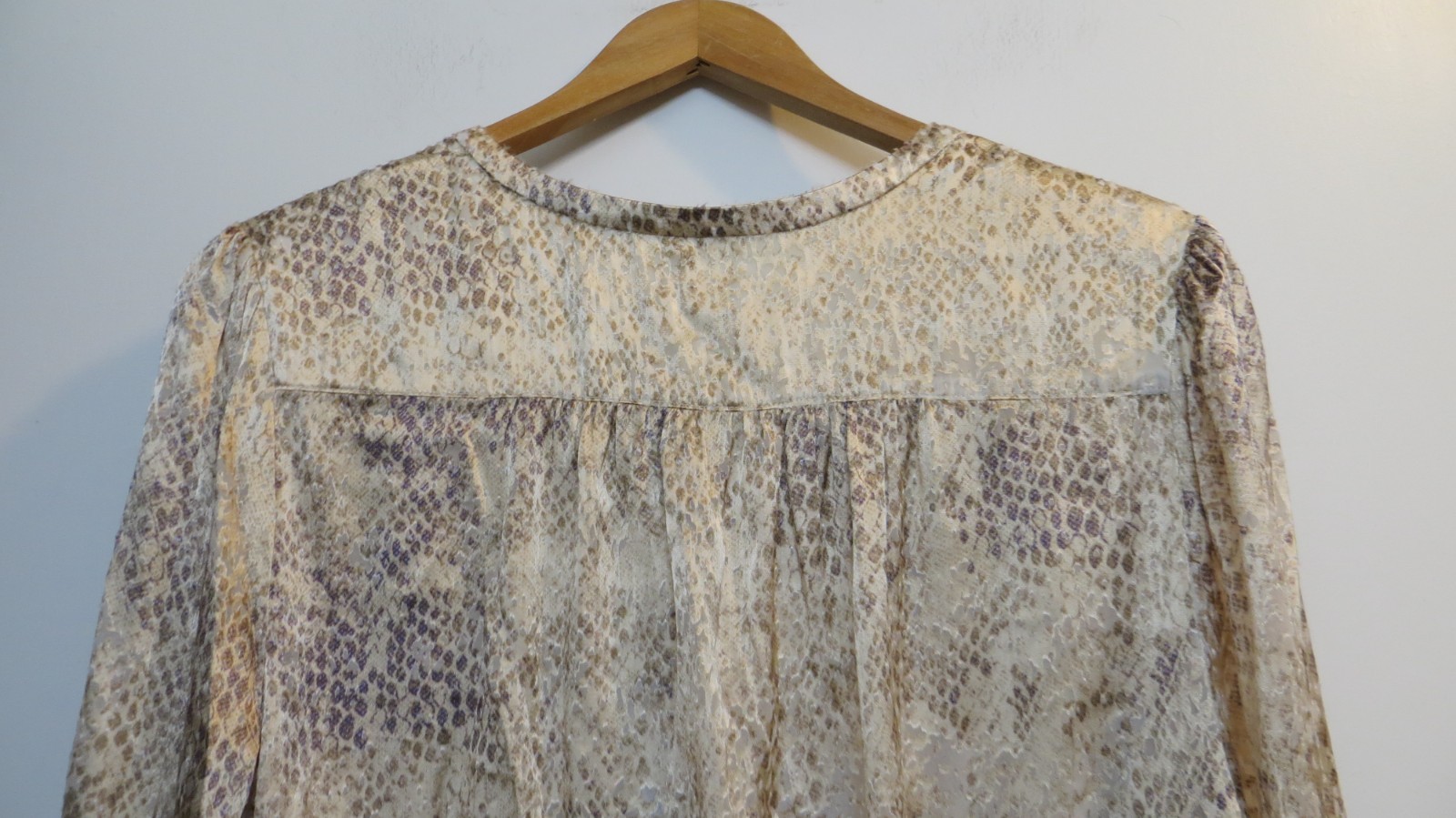 Tommy Bahama Blouse Shirt Womens Medium Beige Shiny Animal Print Art City FLAW