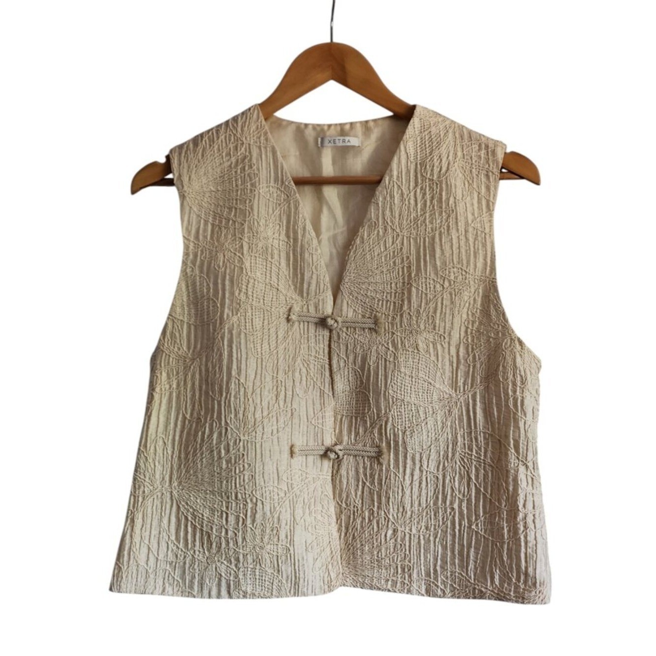 Xetra Textured Embroidered Summer Floral Vest Cream Sleeveless Open Front Size M
