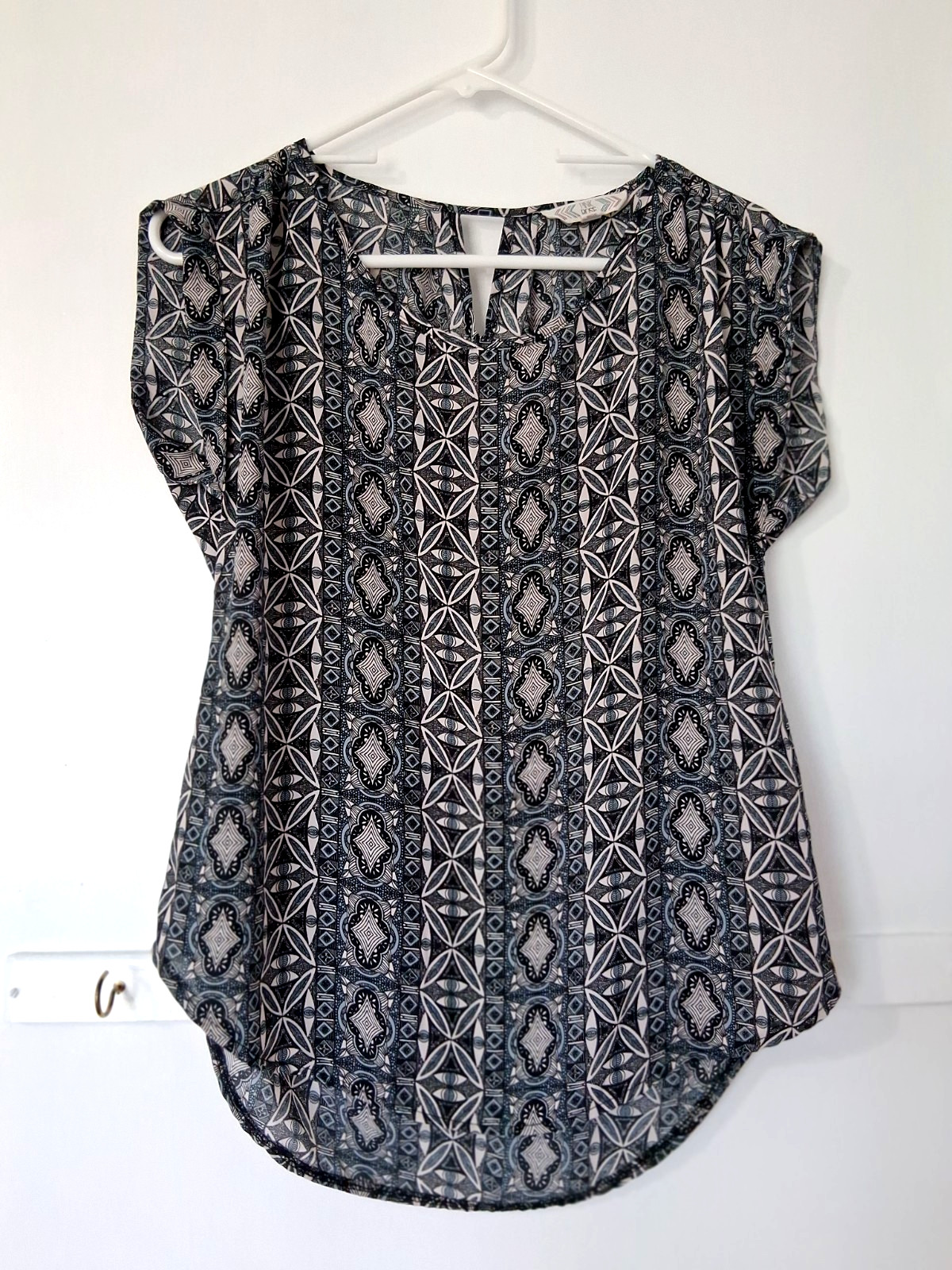 Sz M black, tan, light blue geo print sleeveless blouse by Pink Rose. Excellent