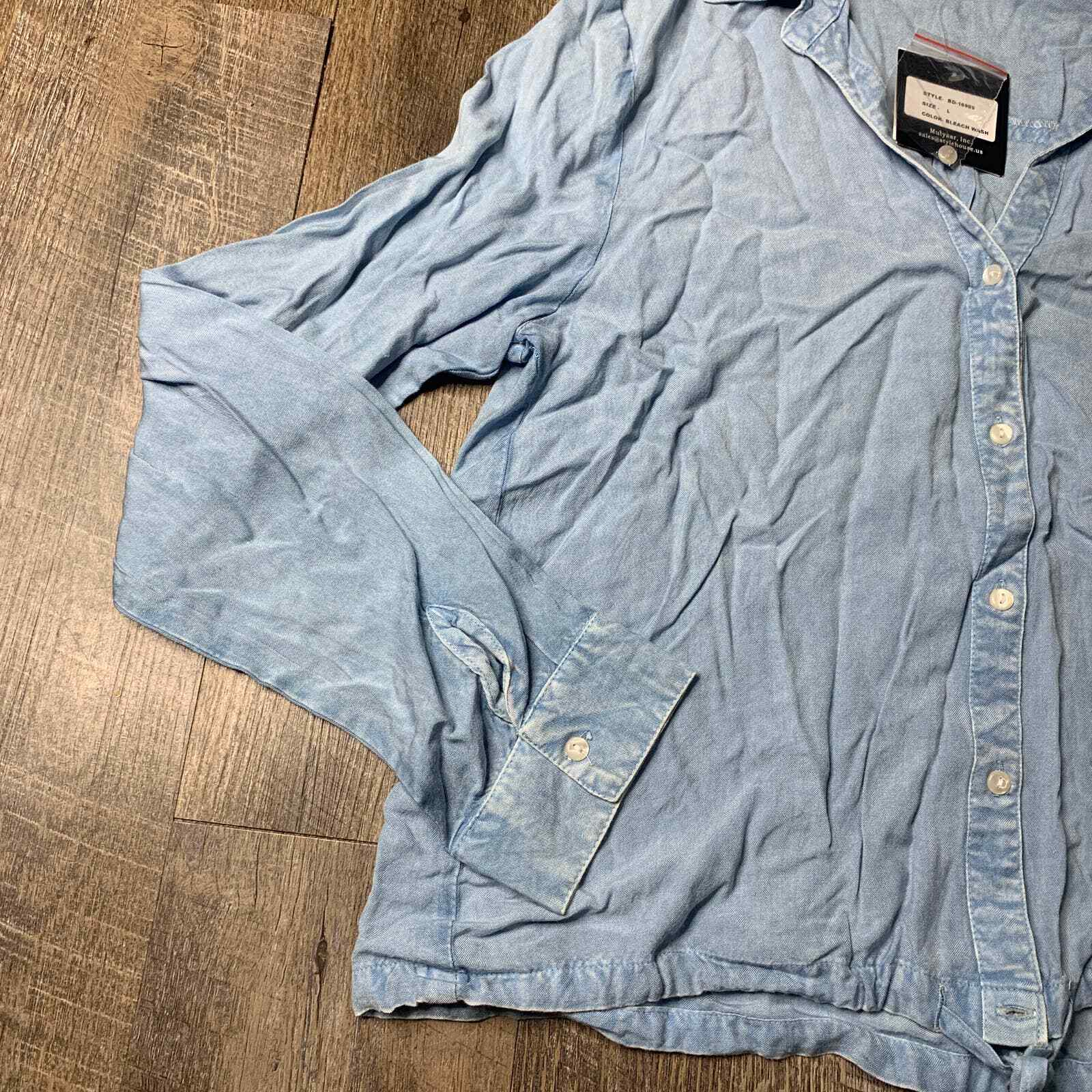 Style Envy Shirt Womens Size Large Blue Chambray Bleach Wash Button Front*