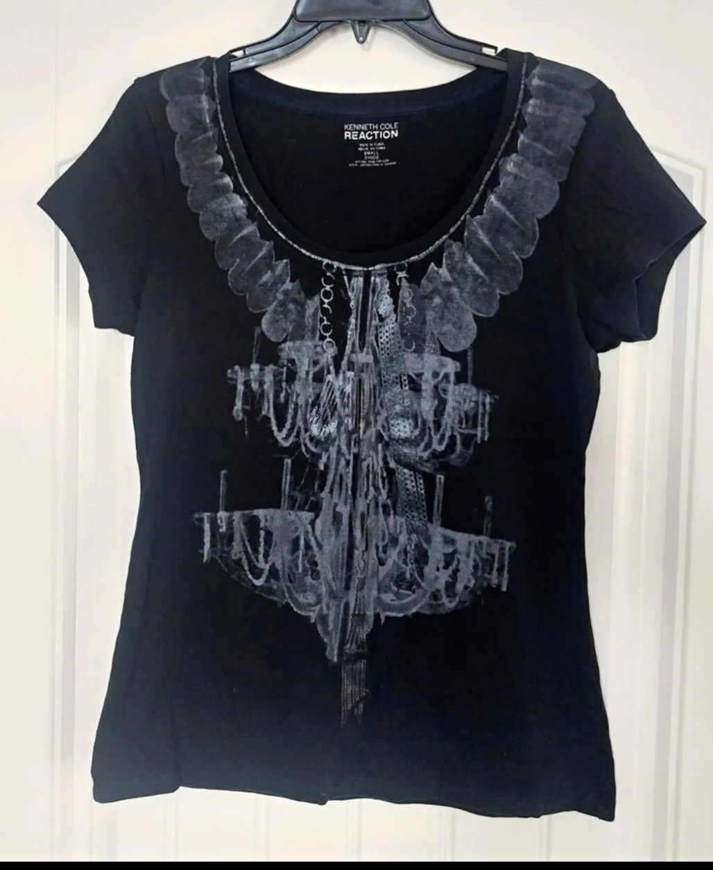 Kenneth Cole Reaction Women’s S Black Scoop Neck Short Sleeve Graphic Ruffle Tee
