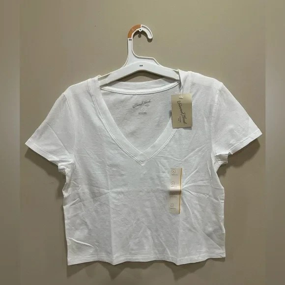 NWT Universal Thread Women’s Short Sleeve V-Neck T-Shirt Size Small