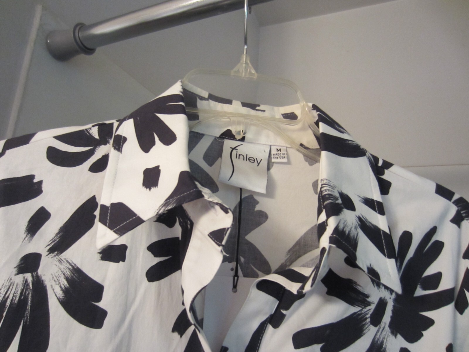 NWT women’s long sleeve shirt with waist sash Finley Size M white/black RET 260