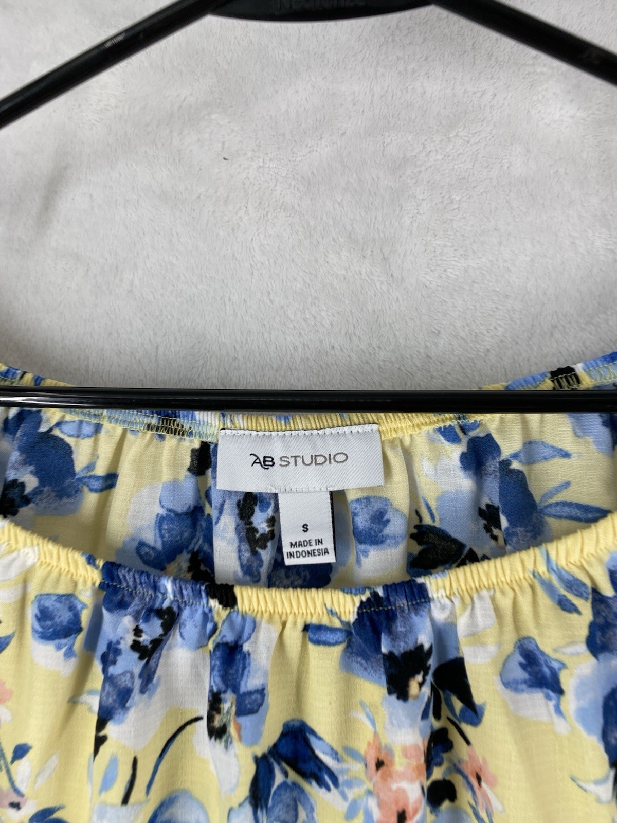 AB Studio Top Women’s Smell Yelklow Tie Front Floral Scoop Neck Casual NEW