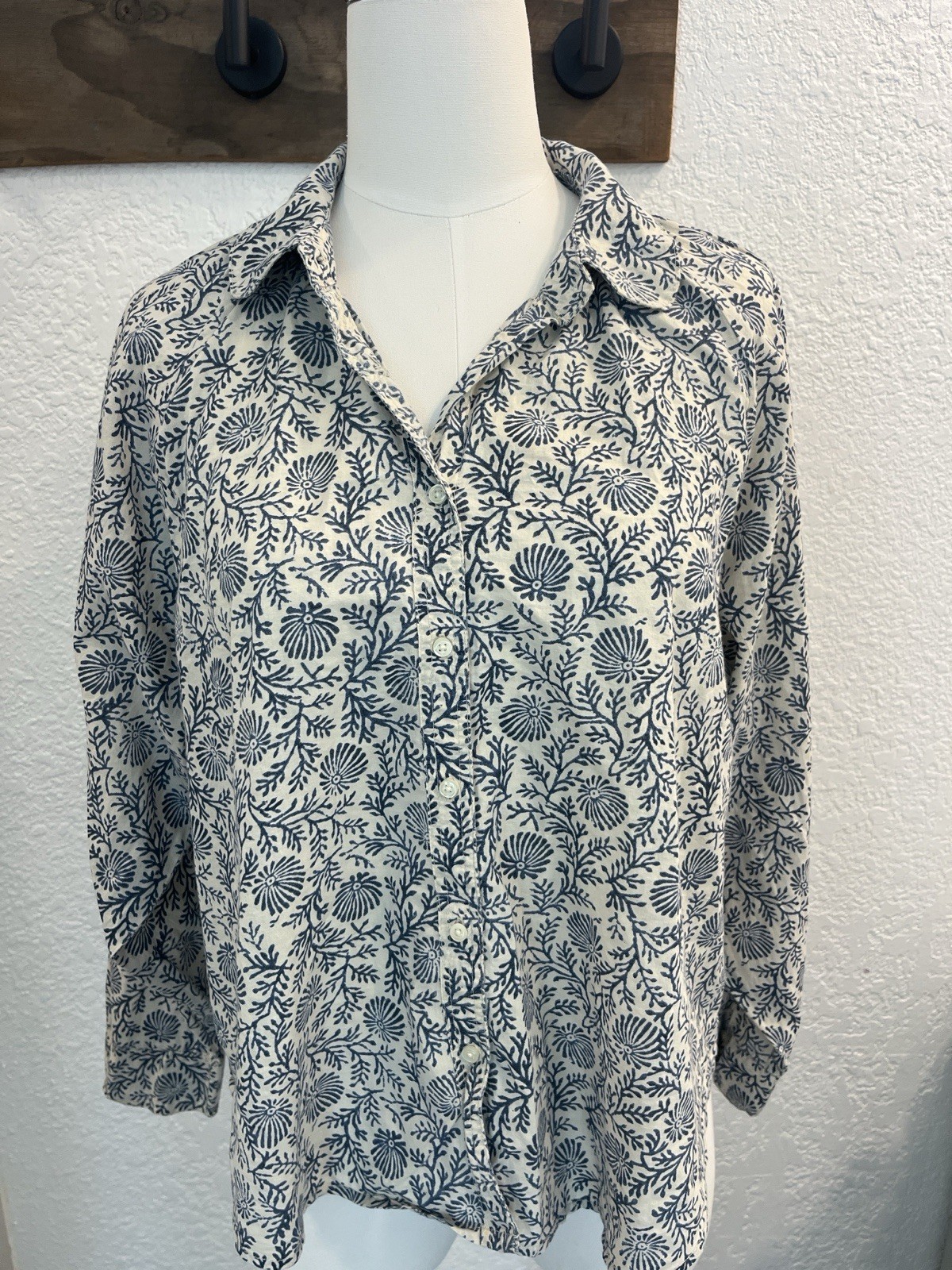 The Great. The Estate Button Up in Feather Grass Block Print Blue Sz 1 (S)