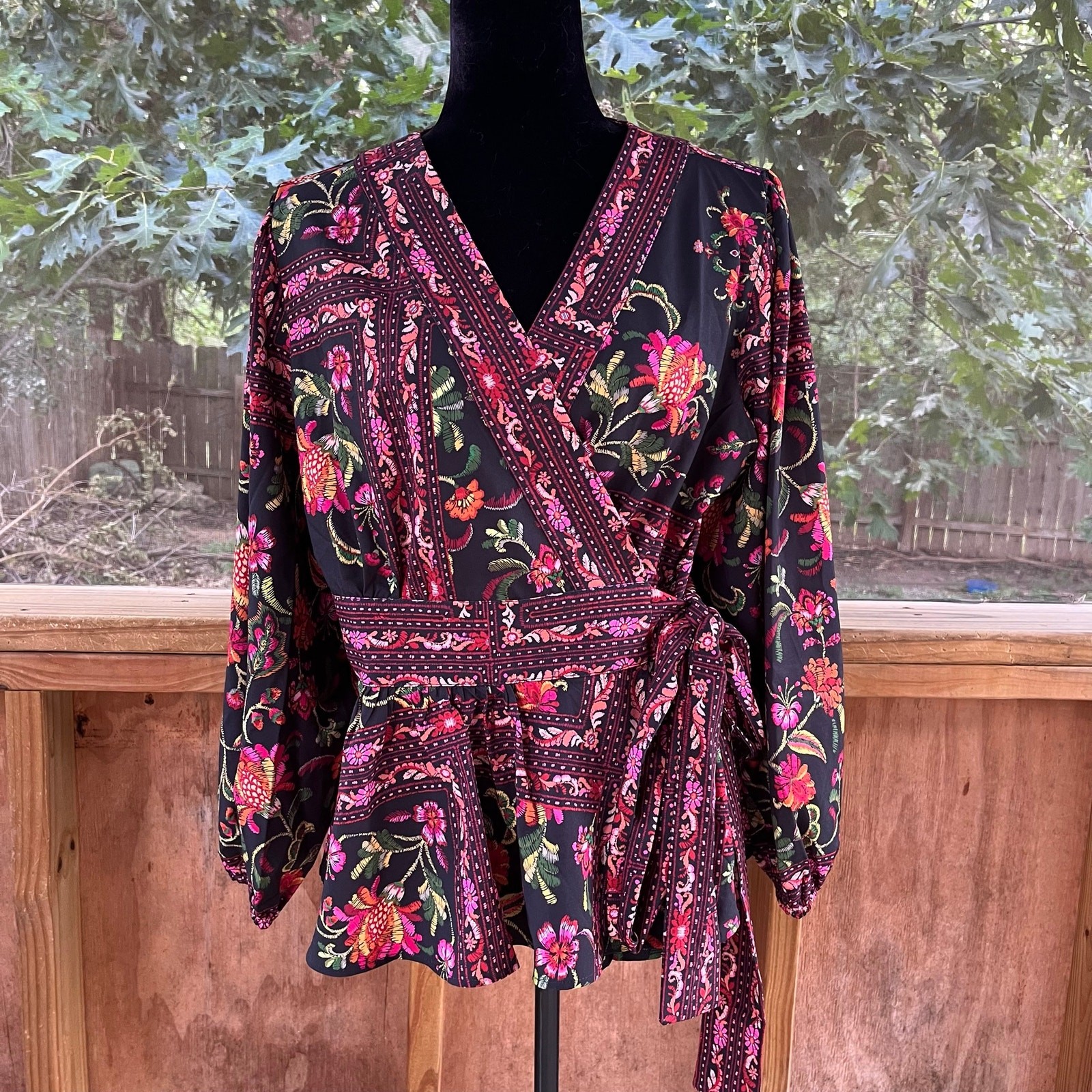 Avara Women’s Taylor Top Black & Red Colorful Full Wrap Top Size L. NEW!