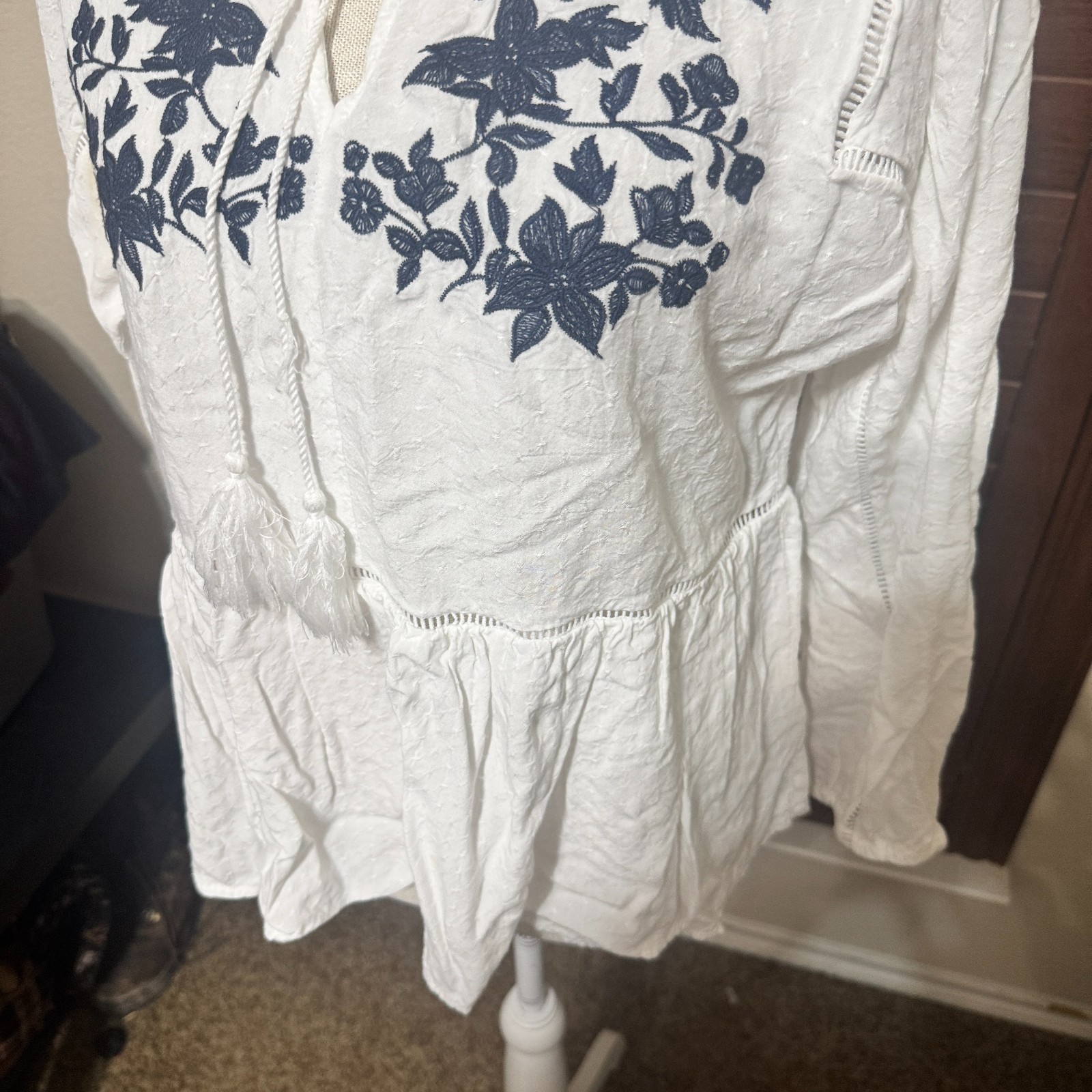 En Creme Embroidered Top Blouse White Tassel Tie Front sz M Peasant Boho