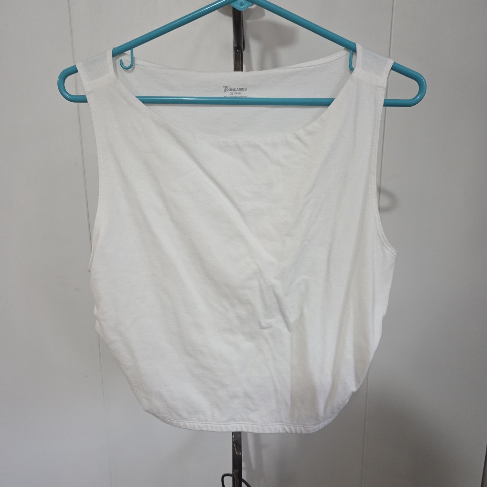 No Boundaries Women’s White Solid Scoop Neck Sleeveless Cropped Tank Top XL