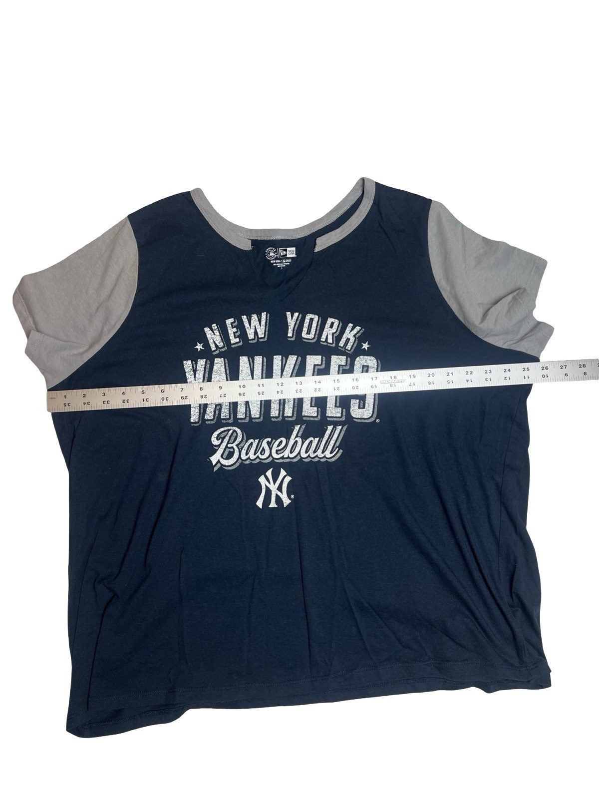 New Era Yankees Women T-Shirt S-M Navy Blue Graphic V-Neck Cut Boxy Fit Baseball