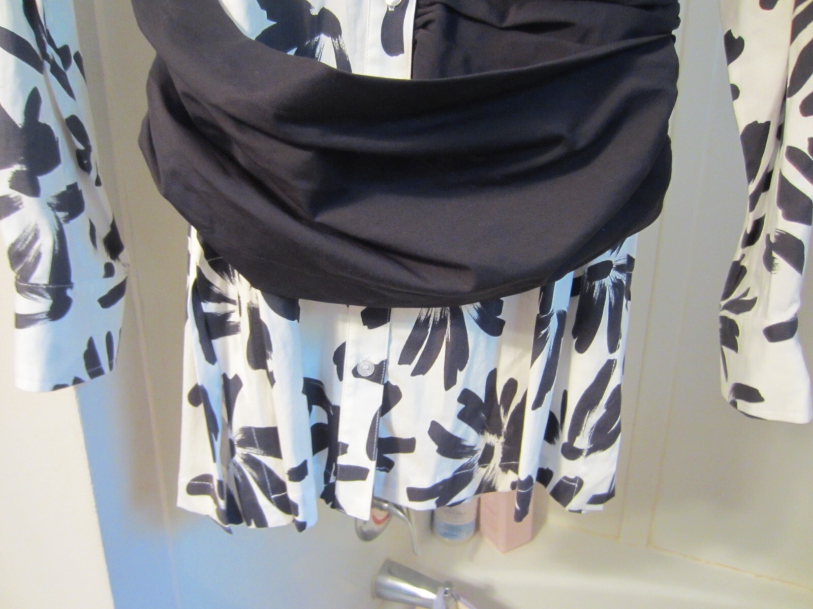 NWT women’s long sleeve shirt with waist sash Finley Size M white/black RET 260