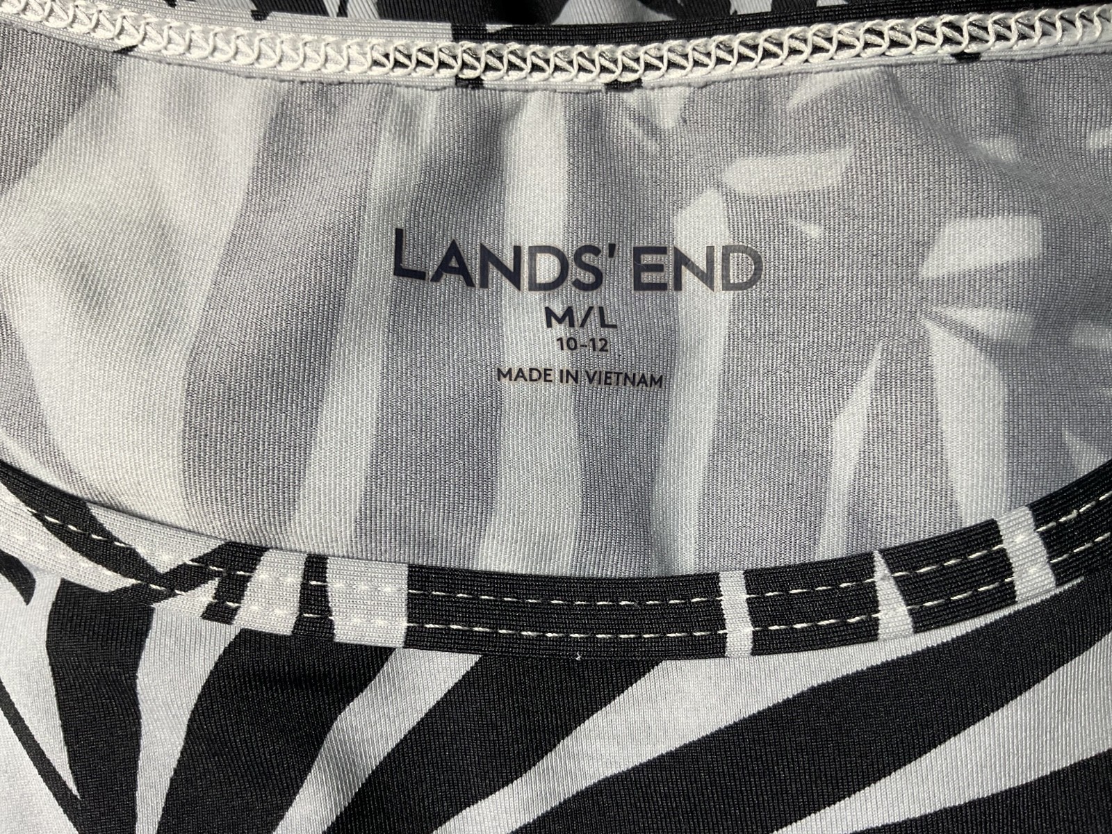 LANDS’ END Black & Gray Palm Print Long Sleeve Top Size M/L -J40