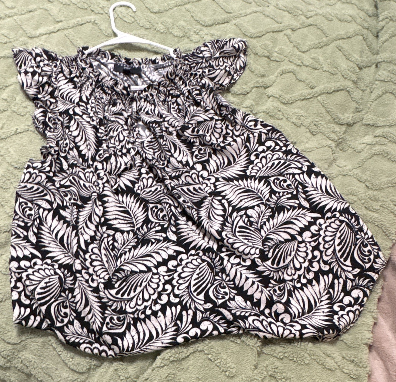 Express Women’s L/XL Black/White Floral Print Pullover Short Sleeve Blouse Top
