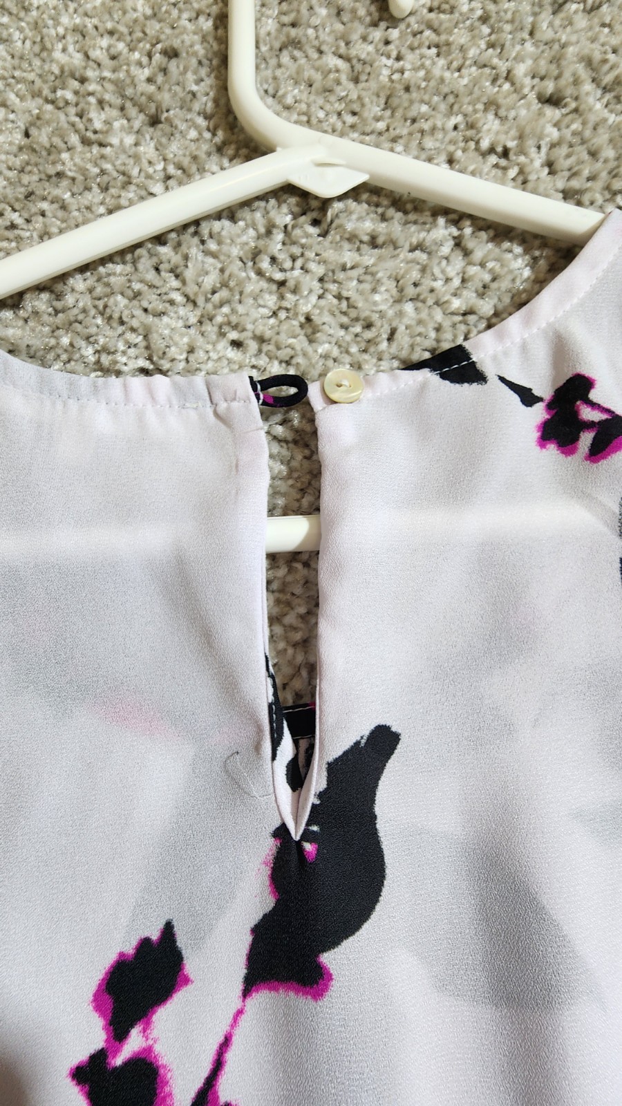 Violet & Claire Floral Sleeveless Blouse White W/ Pink & Black Flowers Size M