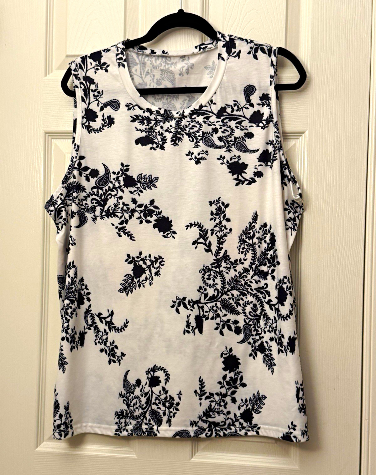Women’s 2XL White/Black Floral Round Neck Sleeveless Knit Tank Top Pullover