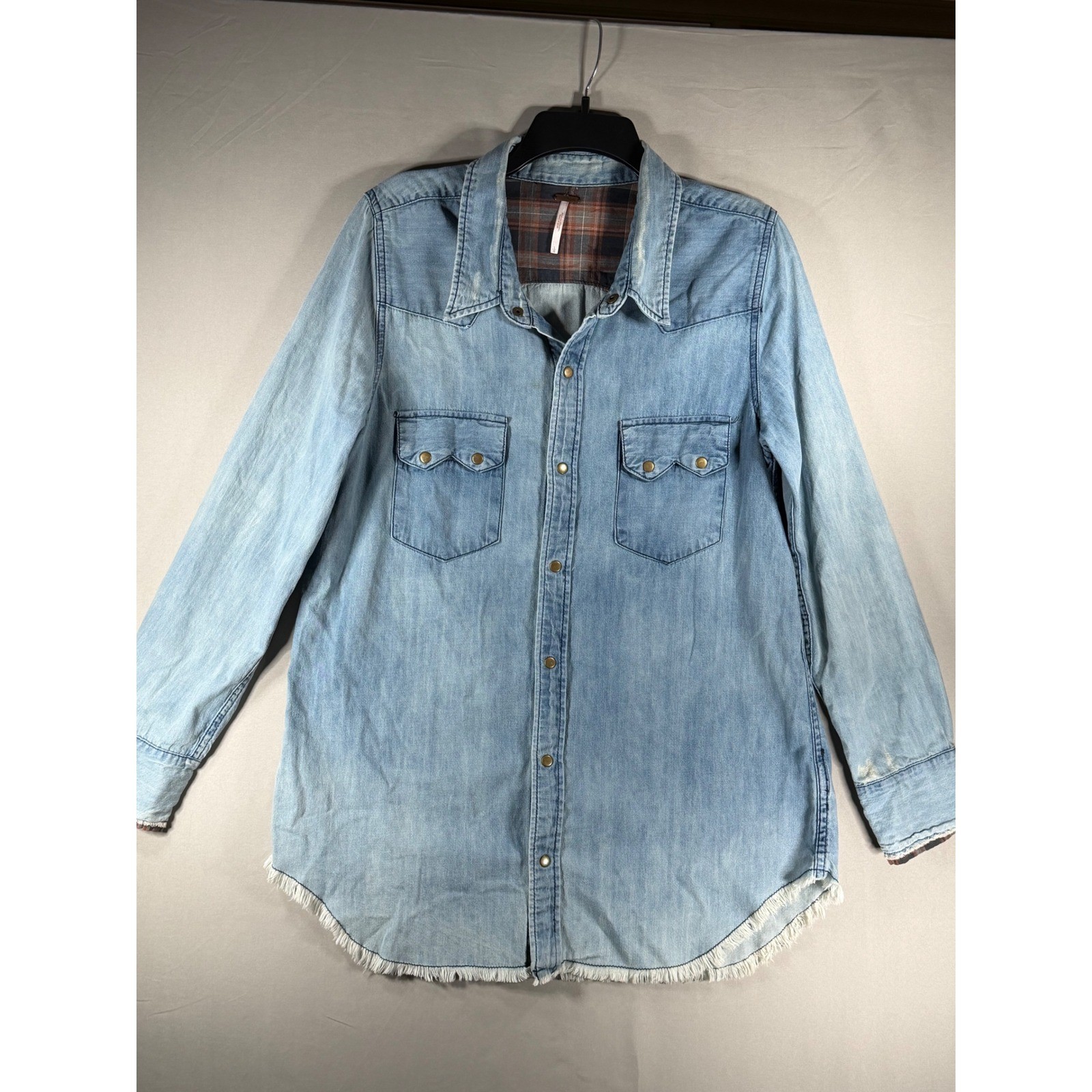 Free People Womens Light Wash Denim Western Snap Button Down Shirt Frayed Hem L