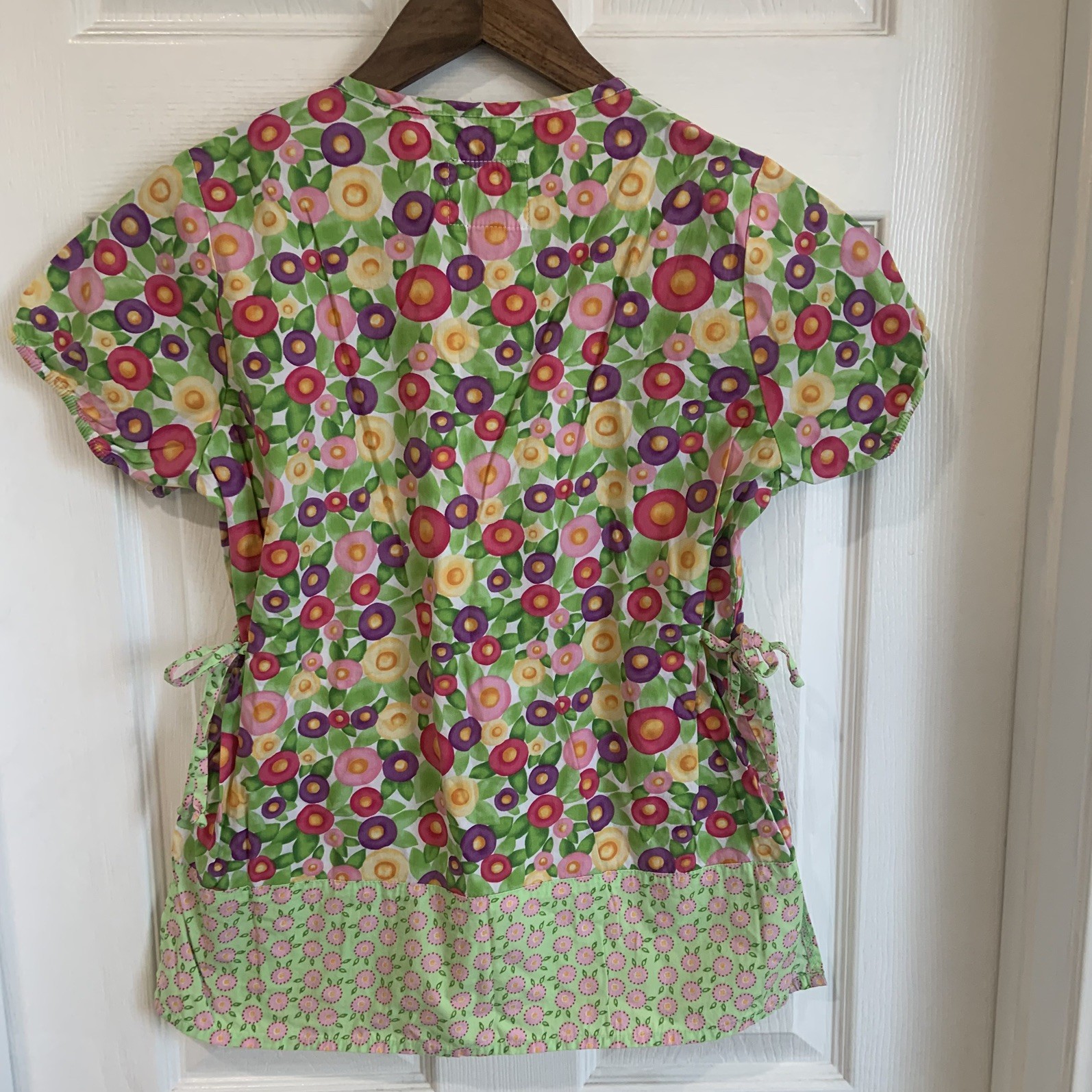 Mary Engelbreit Scrub Garden Smock Apron Top with large Pockets & Cherry Size XS
