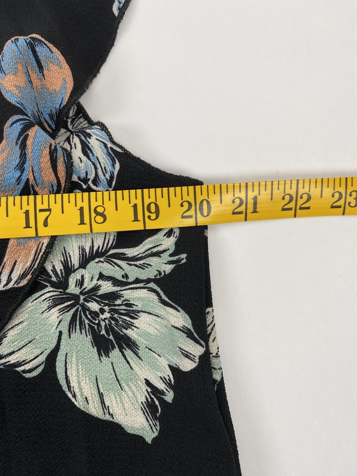 Moon Kiss women’s sleeveless black with flowers top size medium