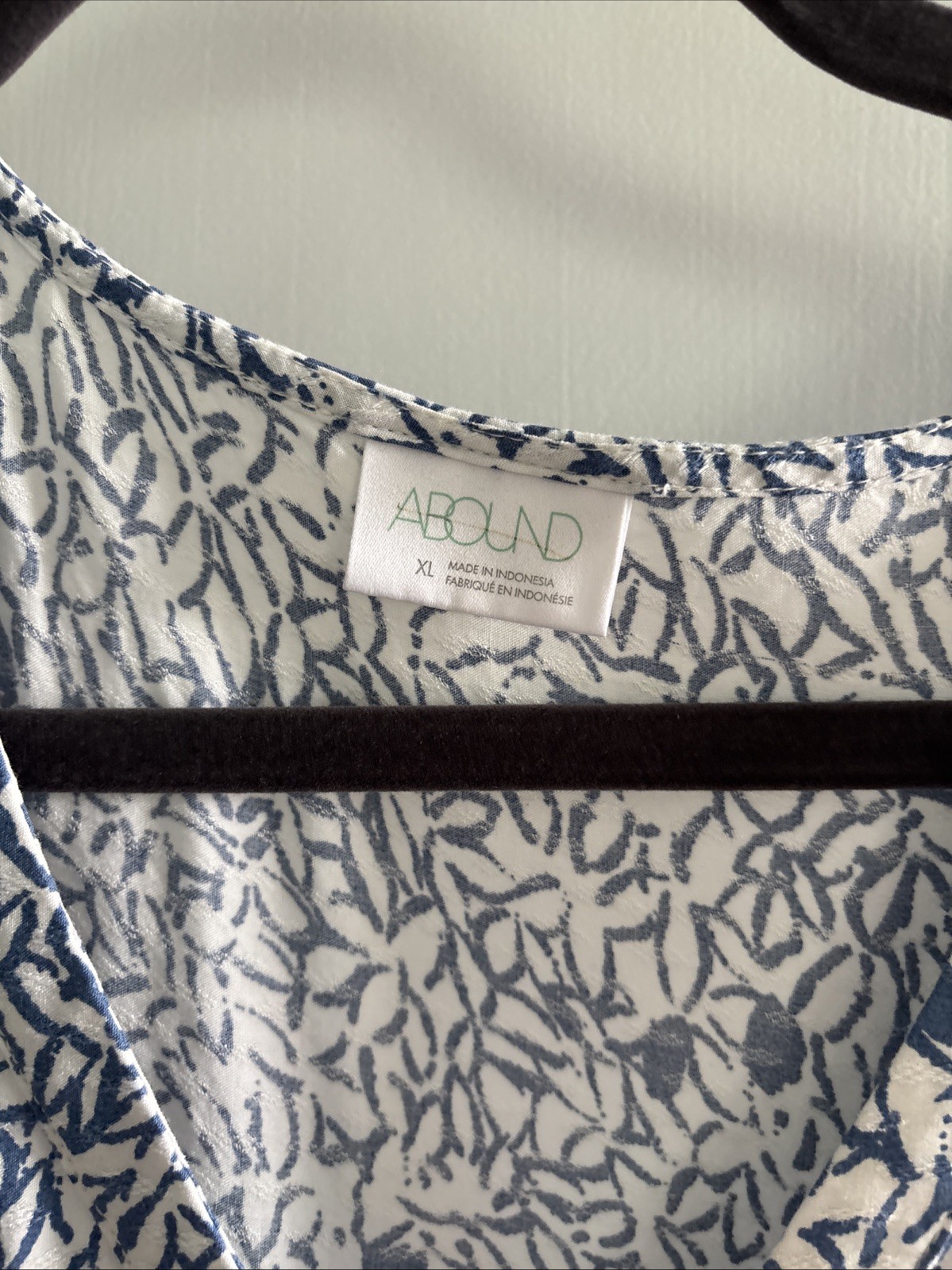 Abound Women’s Blue And White Floral Blouse, Size XL V-Neck (E15)