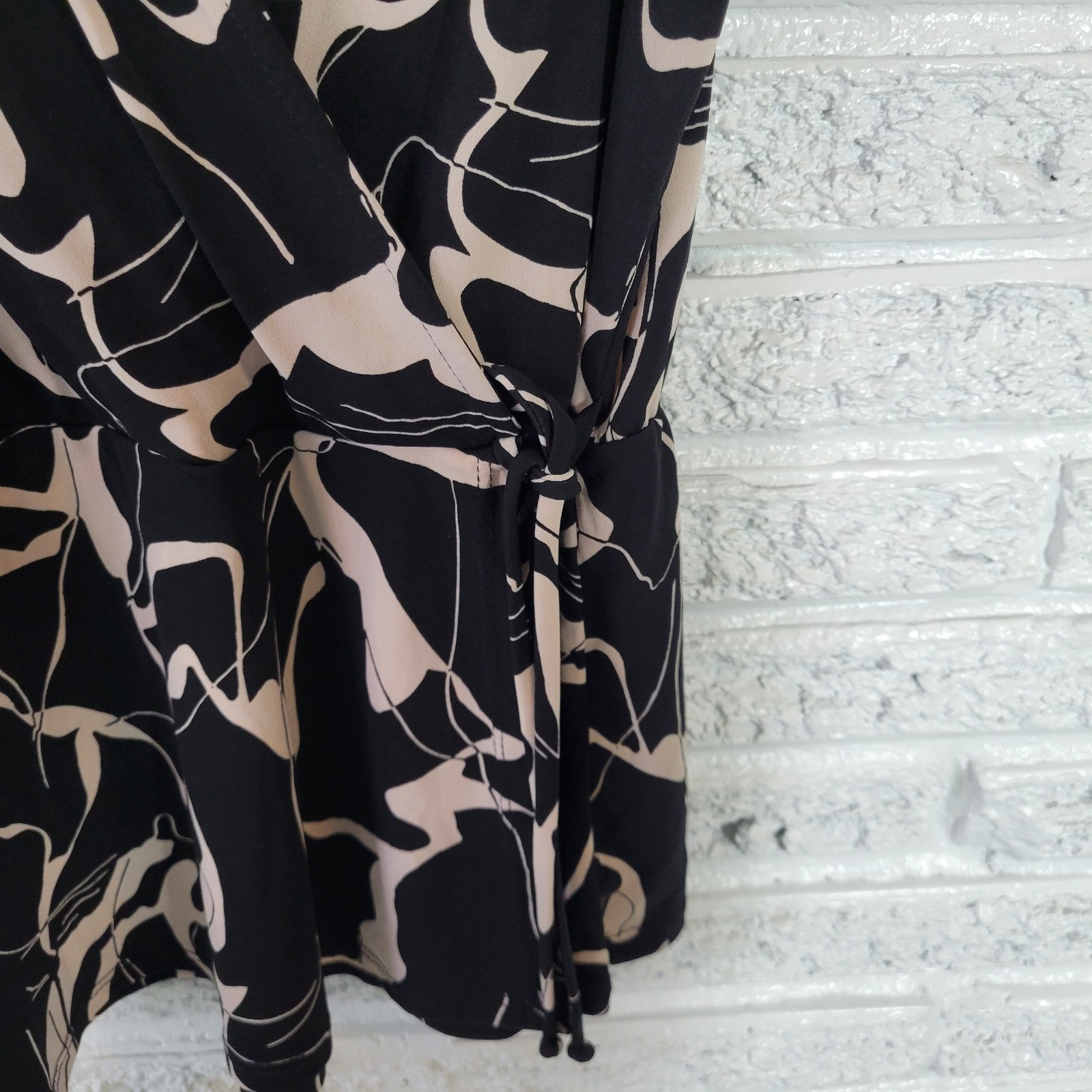 Beacon Apparel Women’s XL Black White Geometric Sleeveless V-Neck Top Blouse