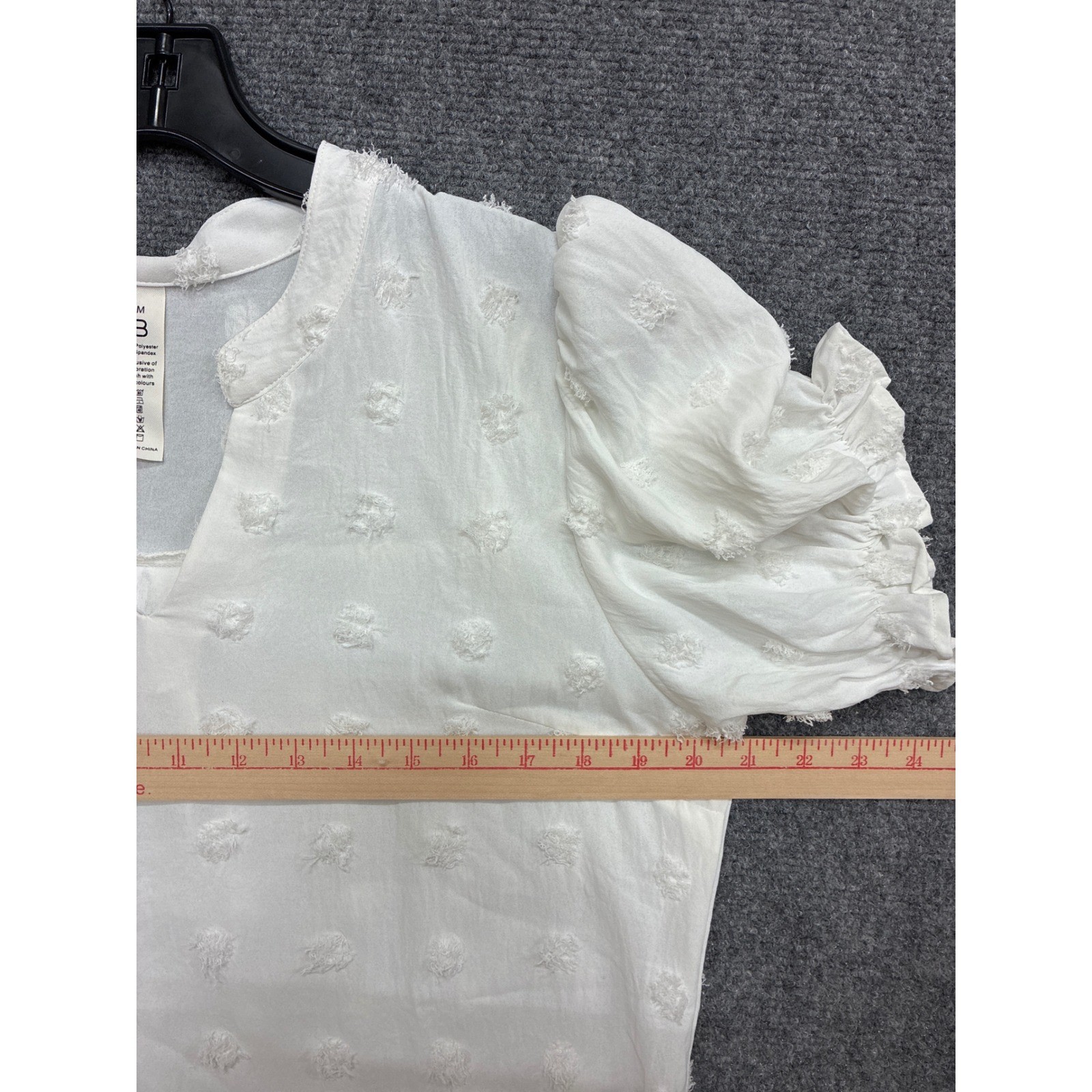 B White Clip Dot Puff Sleeve Blouse Split Neck Textured Top Medium