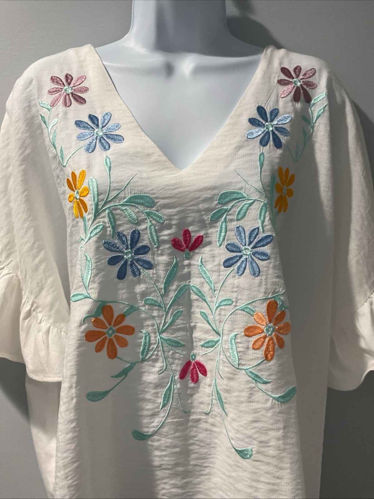 NWOT Tribal Jeans Short Sleeve V-neck White With Floral Embroidery XXL Top
