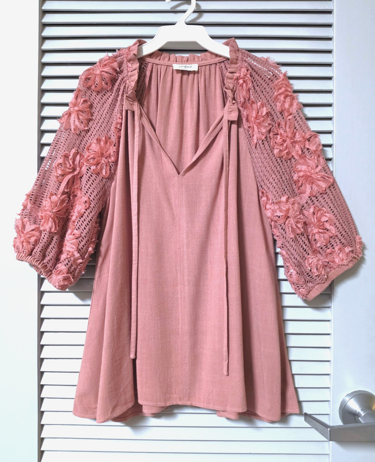 3/4 dusty rose crochet floral slev ruffle tie neck top M