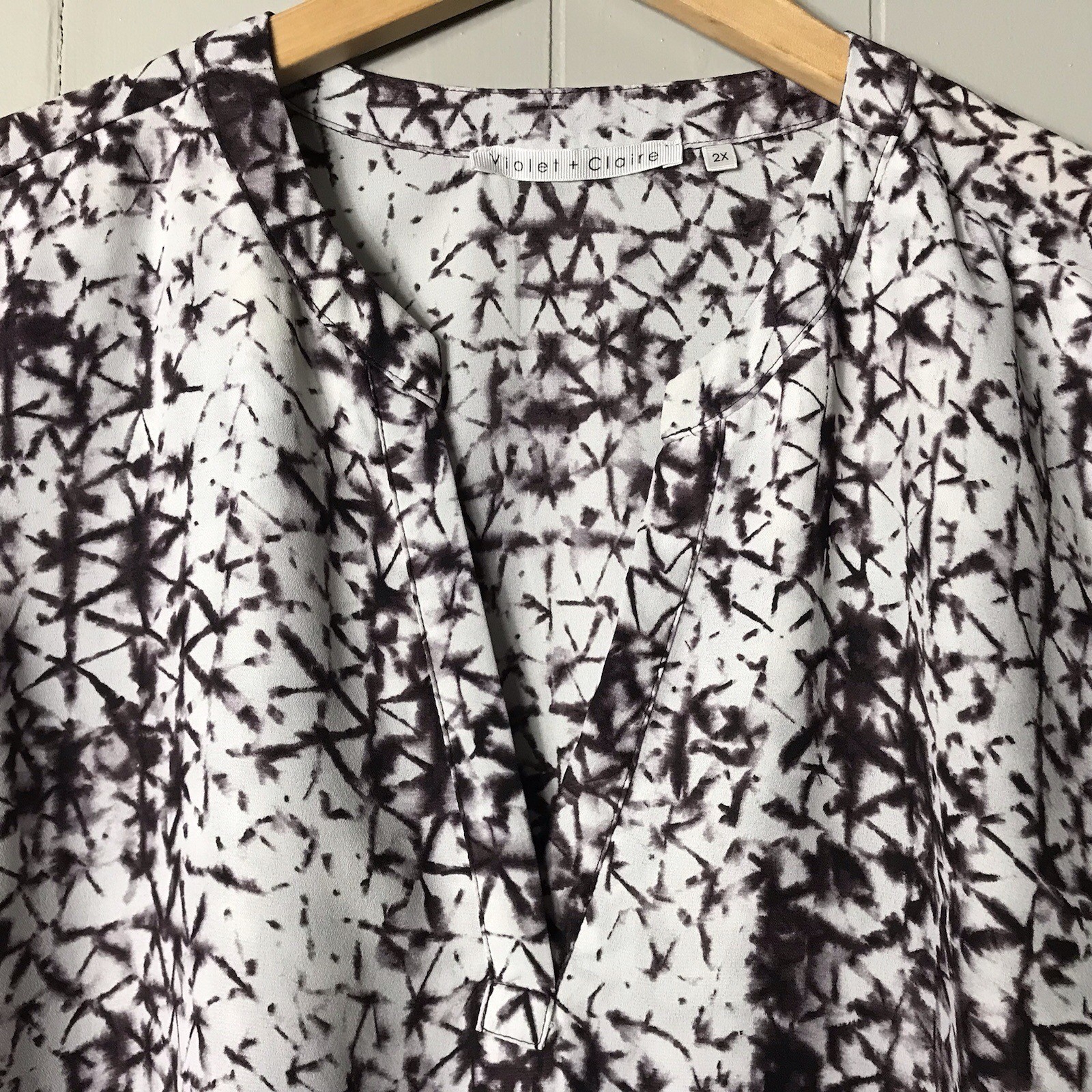 VIOLET + CLAIRE DARK PLUM ARTSY GOEMETERIC PATTERN TUNIC V NECK BLOUSE WOMENS 2X