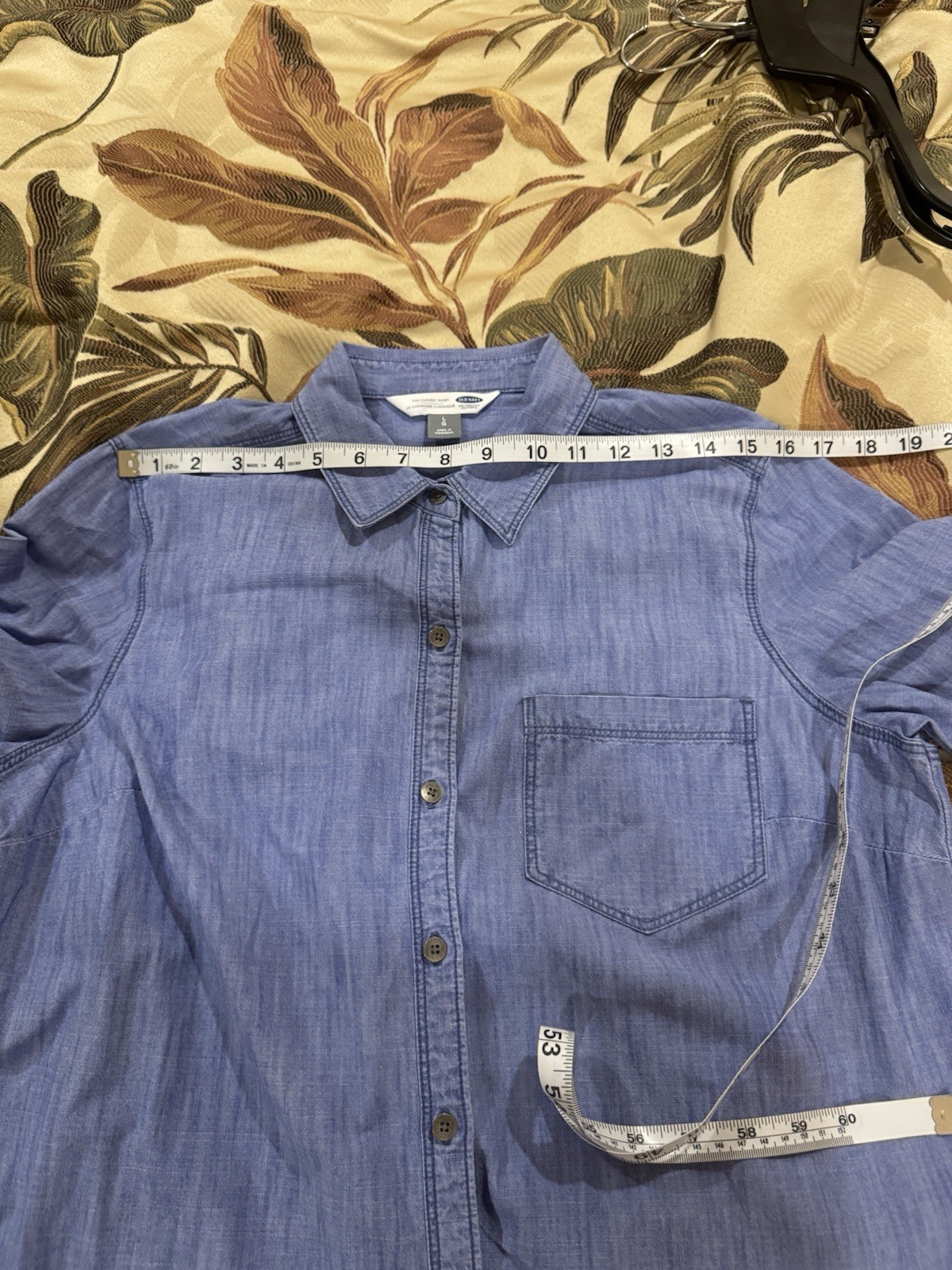 Old Navy Women’s Classic Chambray Denim Shirt Blue Button Up Cotton Size L
