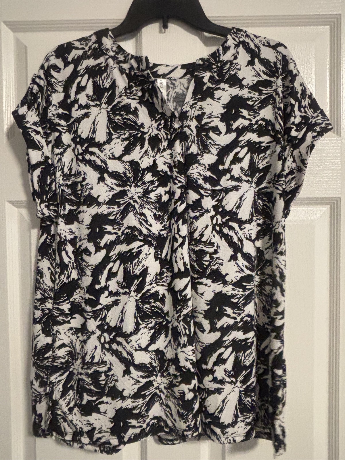 Dear Scarlett Women’s Bk & Wh Floral Short RollTab Sleeve Split Neck Lizzy Top M