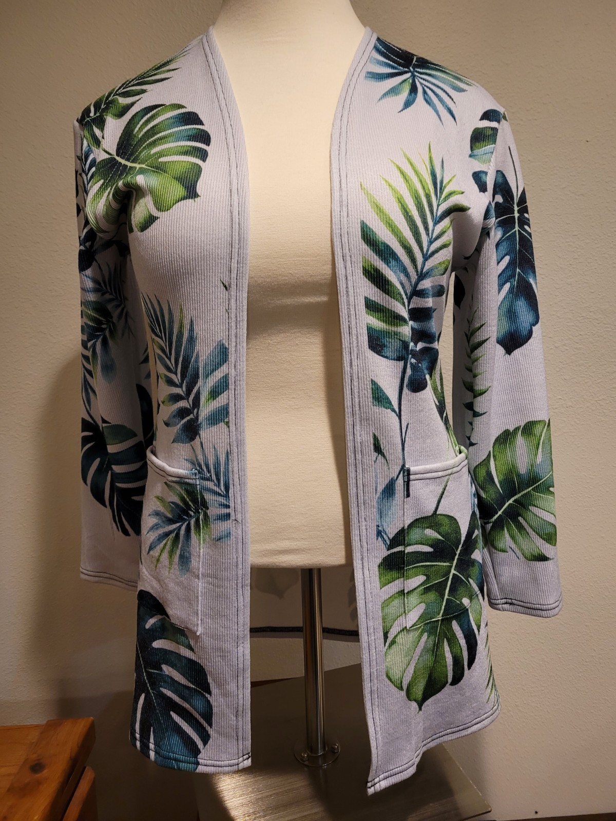 Unique Women’s Sz XL Long Over-Jacket. Hawaiian Tropical Leaf Design.