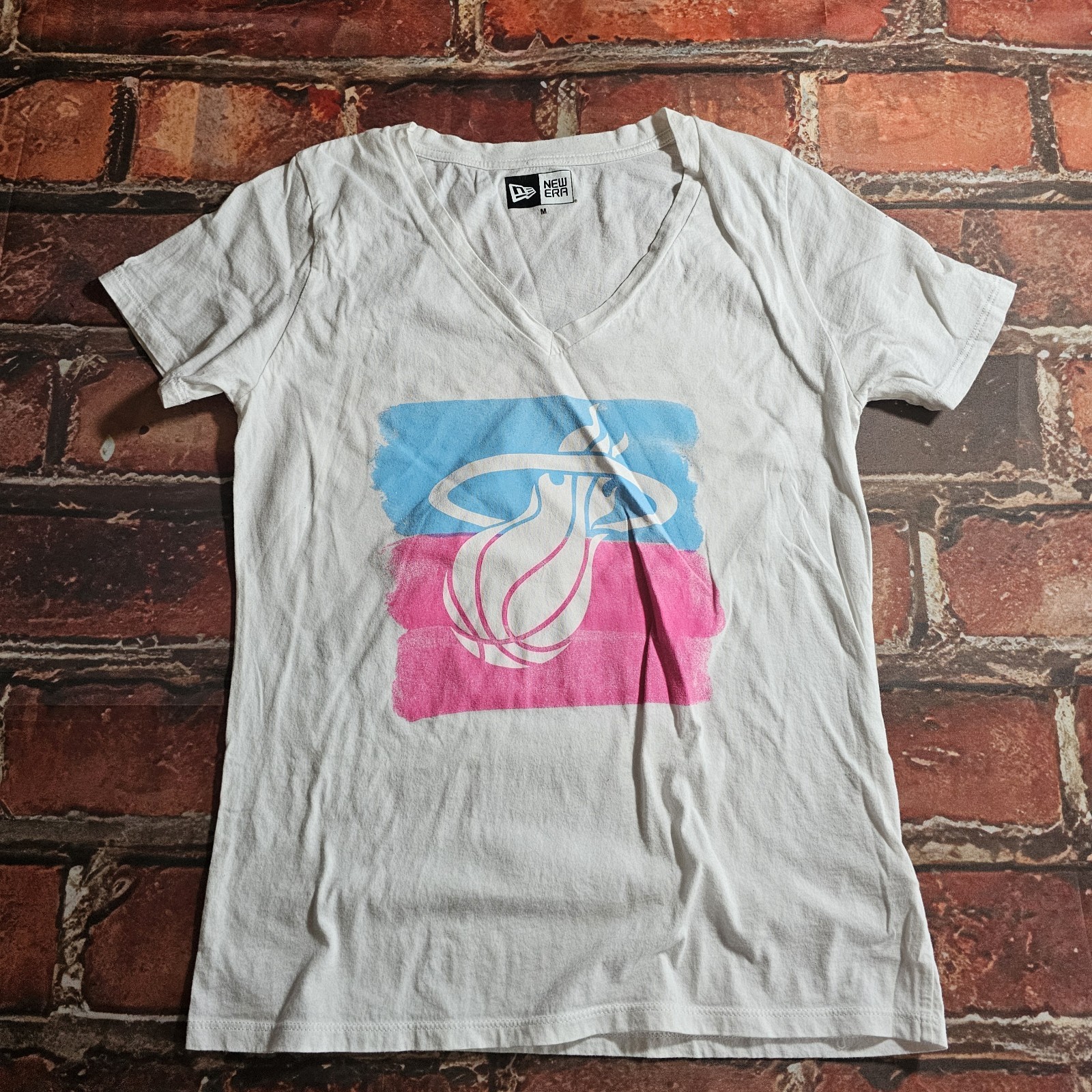 New Era Miami Heat Graphic T-Shirt Women’s M White V-Neck Short Sleeve