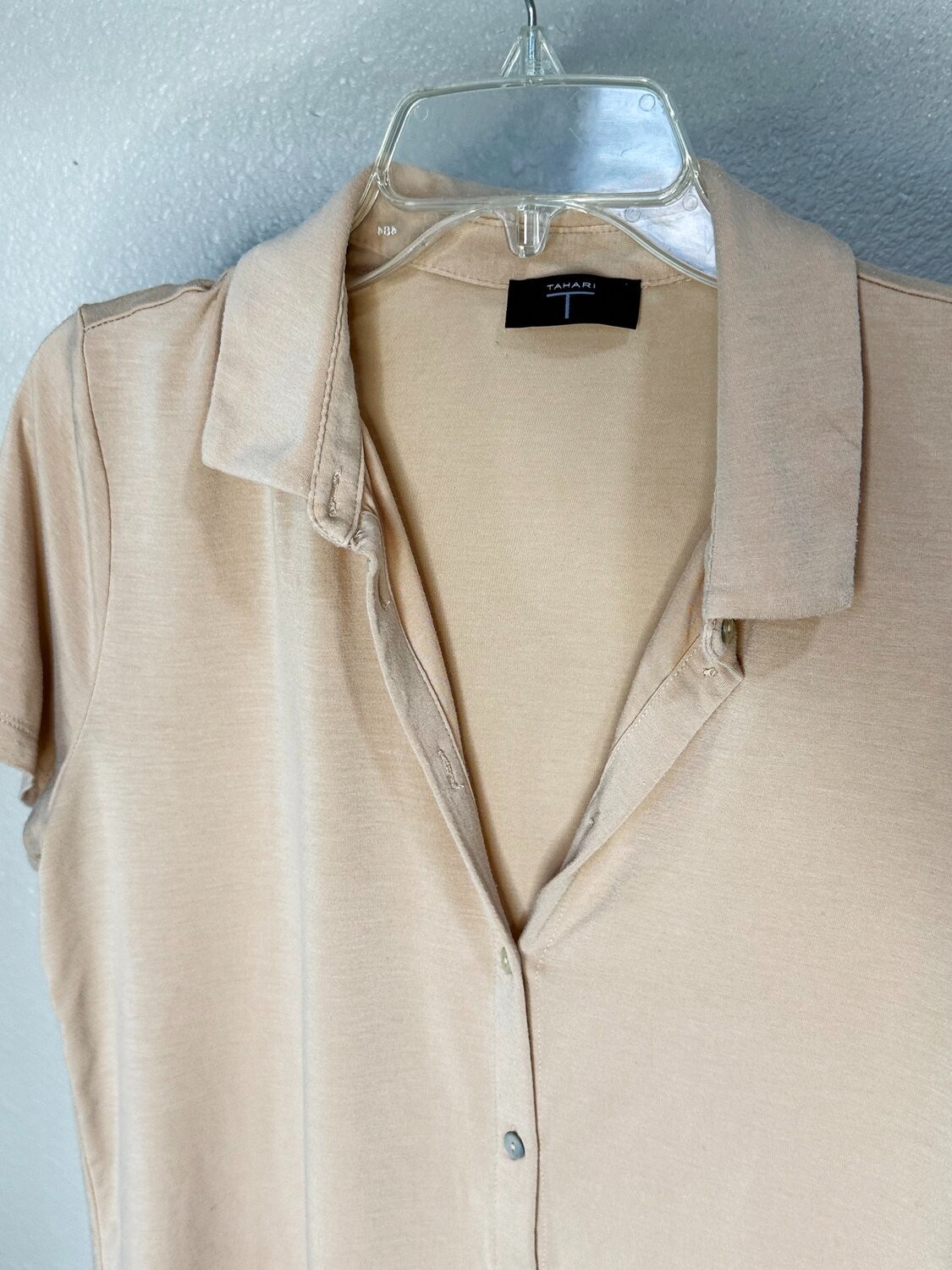 T Tahari Blouse Womens M Beige Short Sleeve Collared Button Up Silky Knit Career