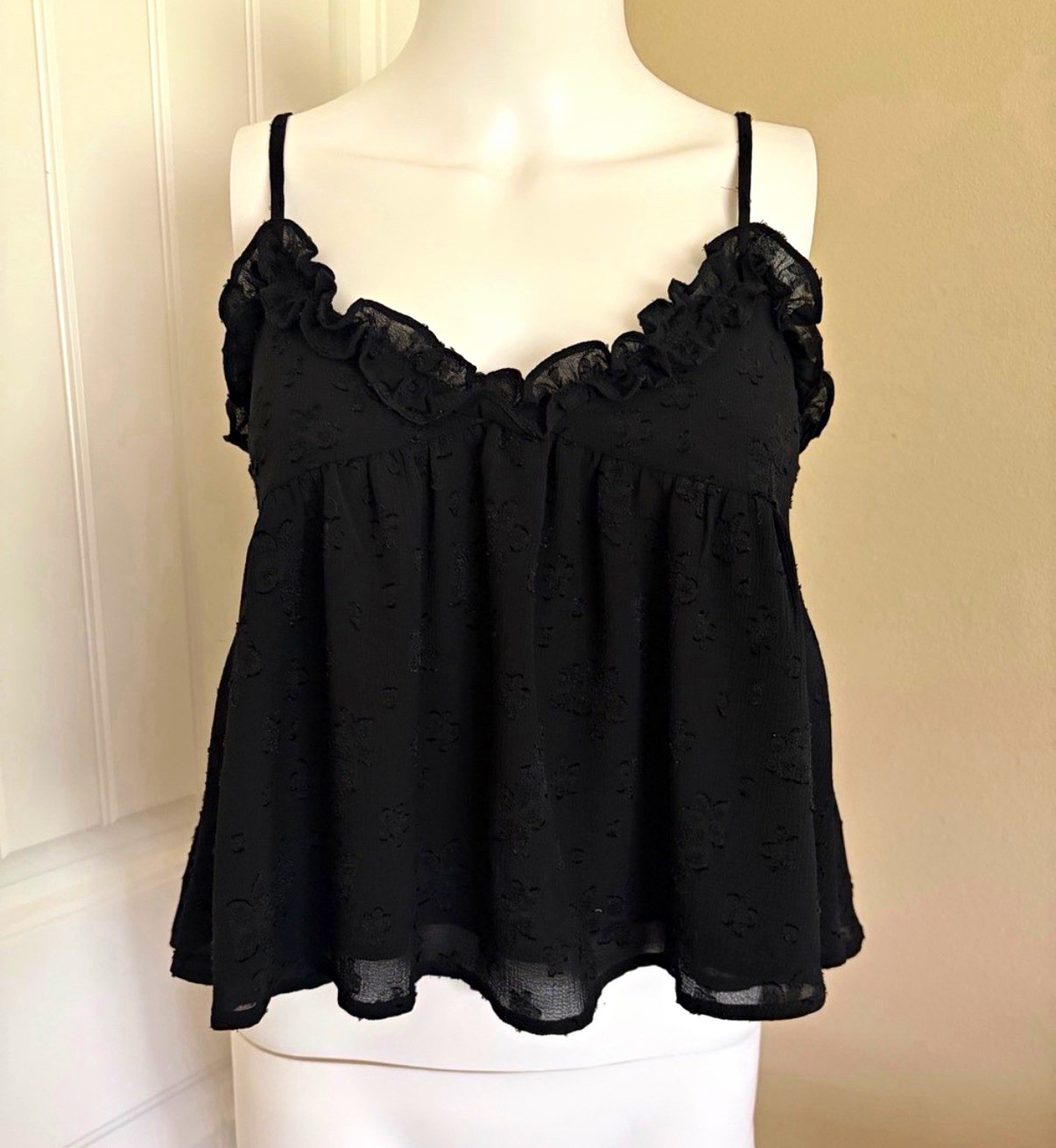 Storia Black Lace Floral Ruffle Cami Crop Top