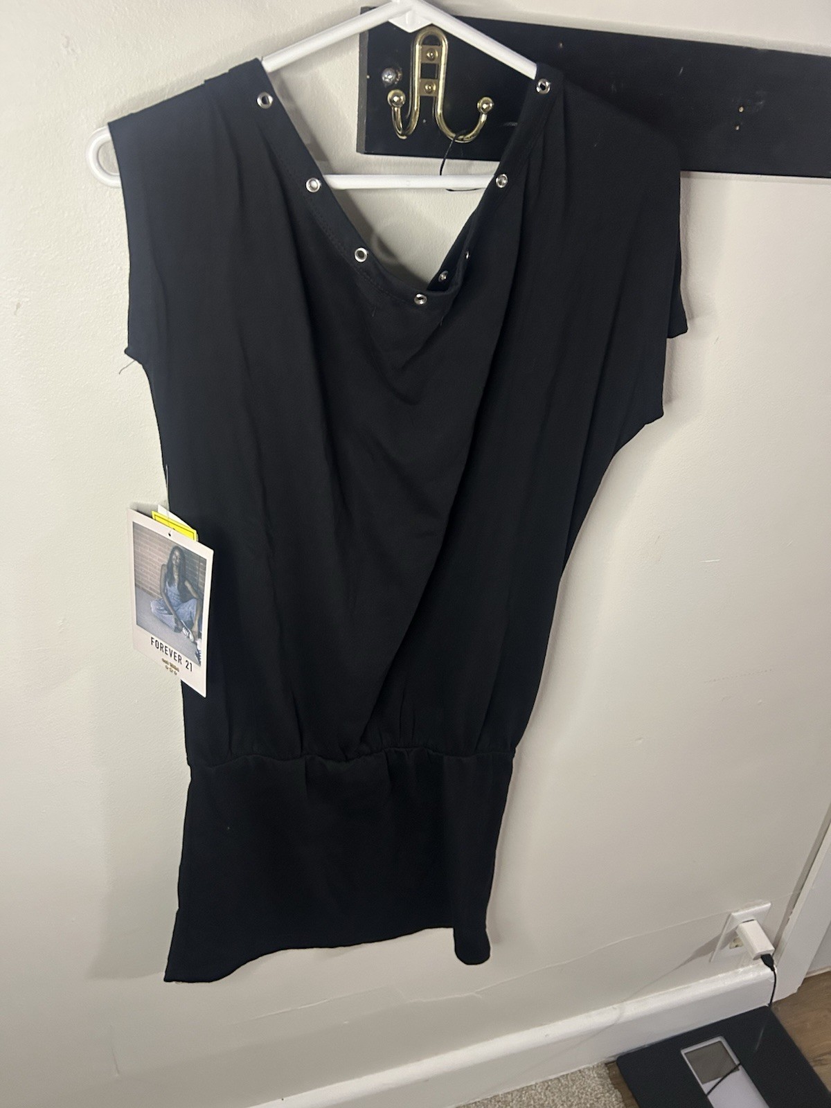 Forever 21 Women’s Black Solid Scoop Neck Short Sleeve Grommet Blouse S