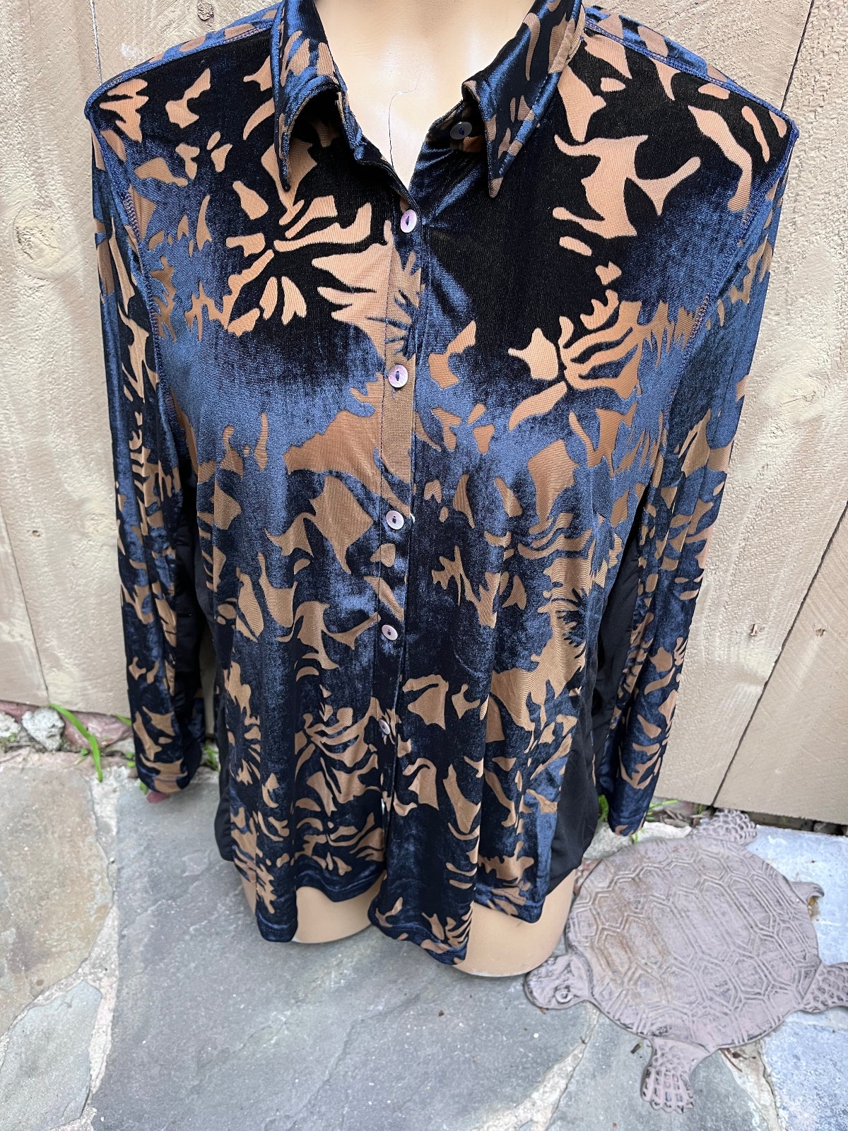PAPARAZZI Brown w/ Midnight Navy Blue Etched Design L/S Velvet Button Top Sz M