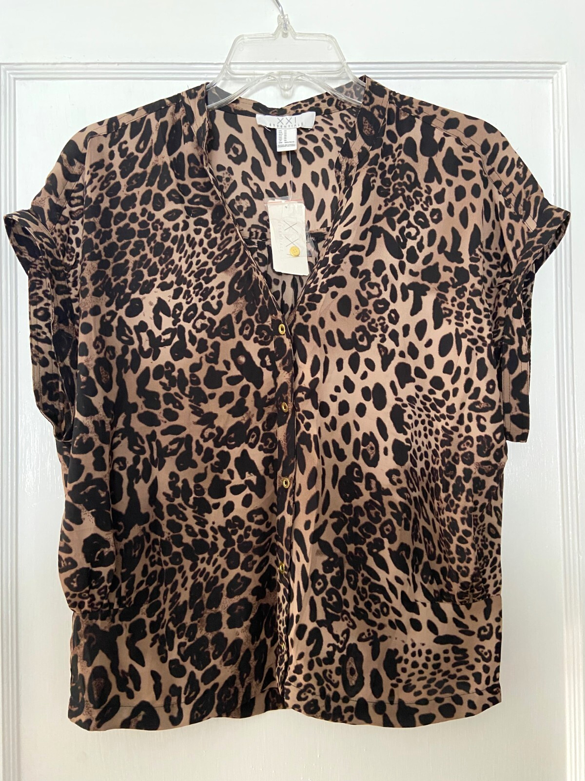 NWT Womens Animal Print Blouse Size M Short Sleeve Lightweight V-Neck