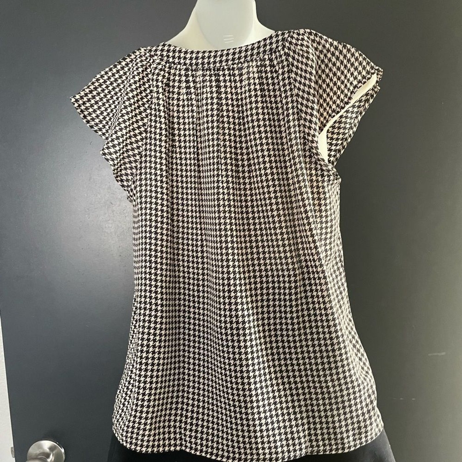 LOFT Houndstooth career shirt pleated chest with gold tone buttons