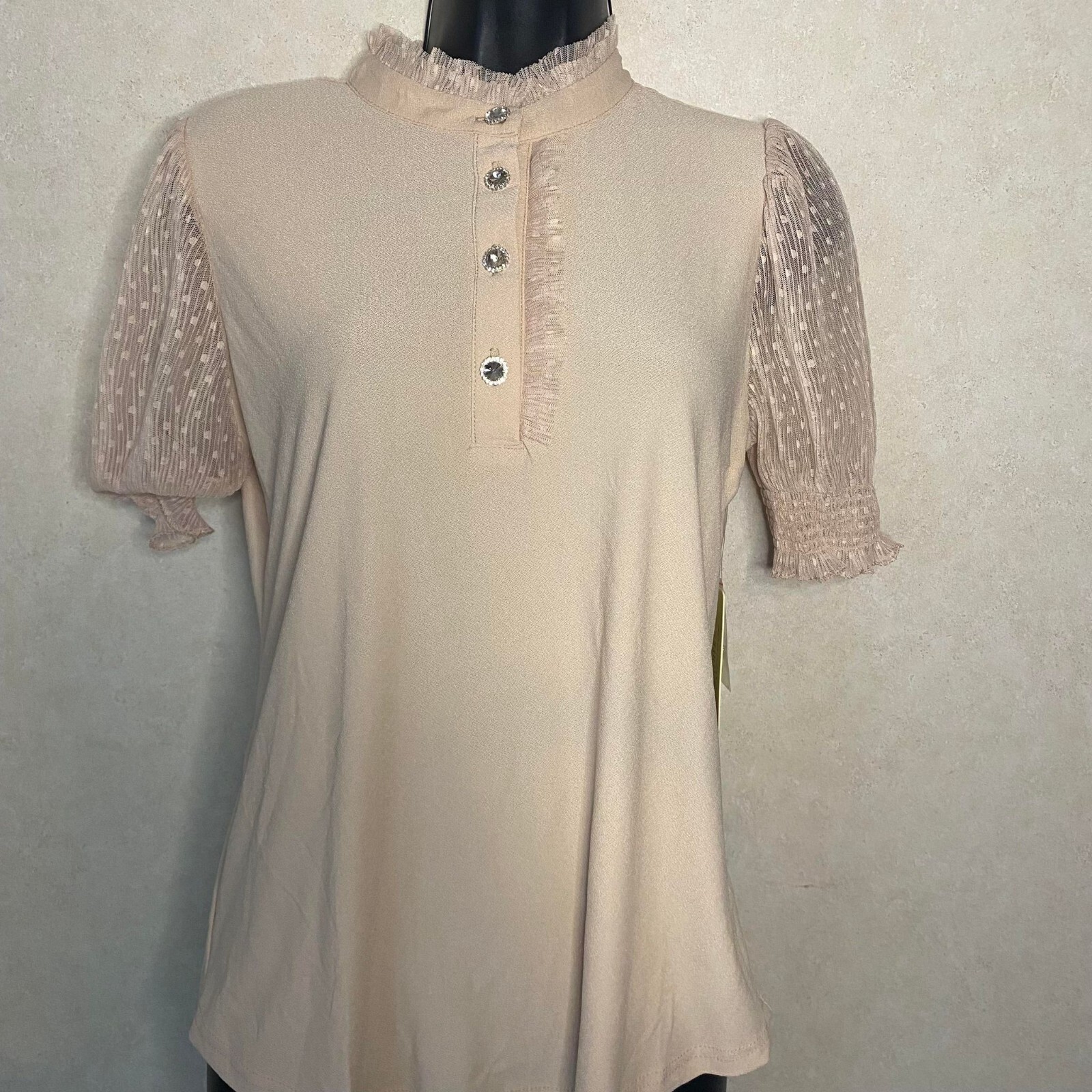 Flower & Feather Turtle Neck Lace Short Sleeve Blouse for Women – Small – Beige