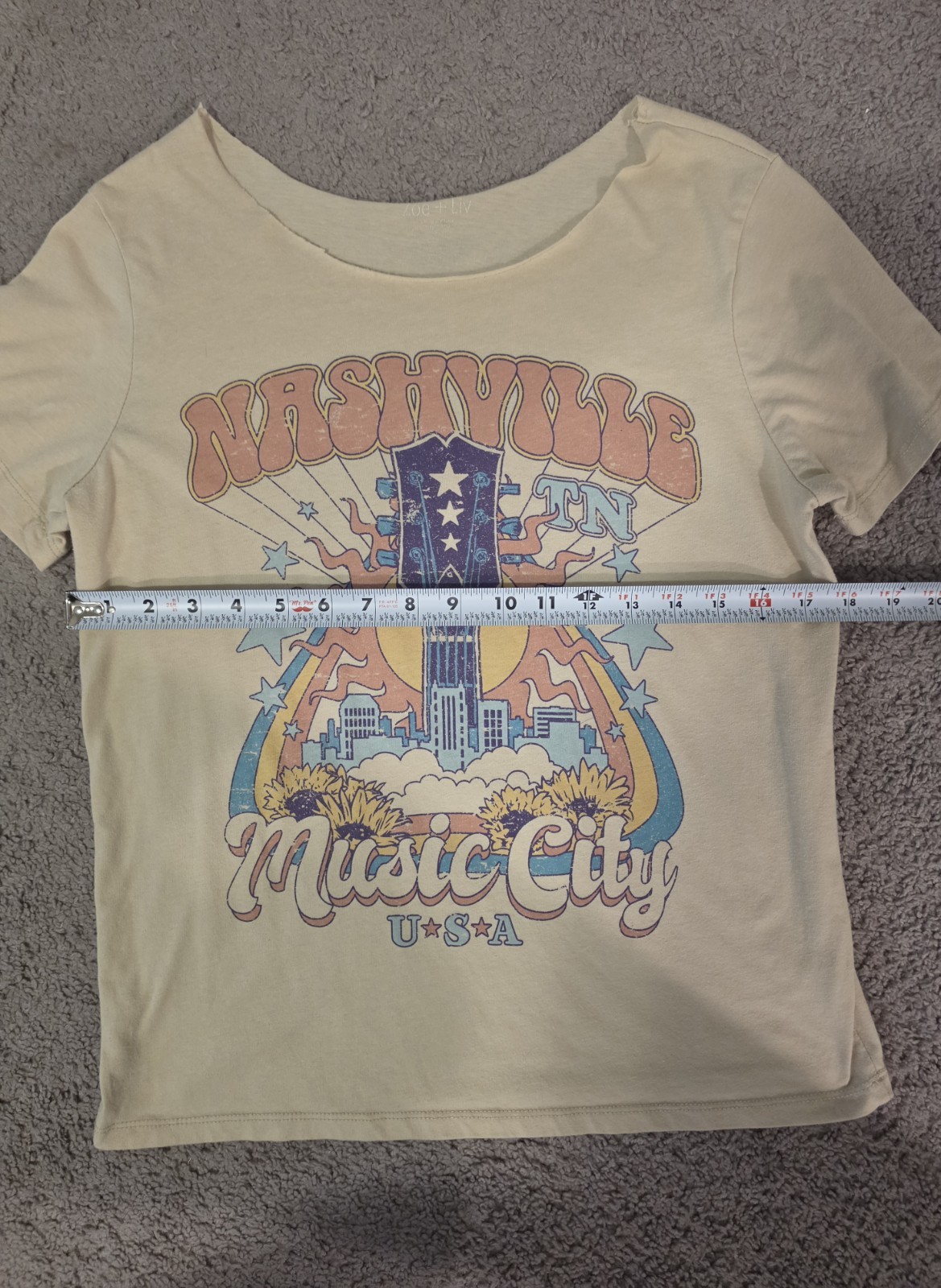 Zoe + Liv Nashville TN Music City USA Graphic Tee Women’s Med Cut Neckline Retro