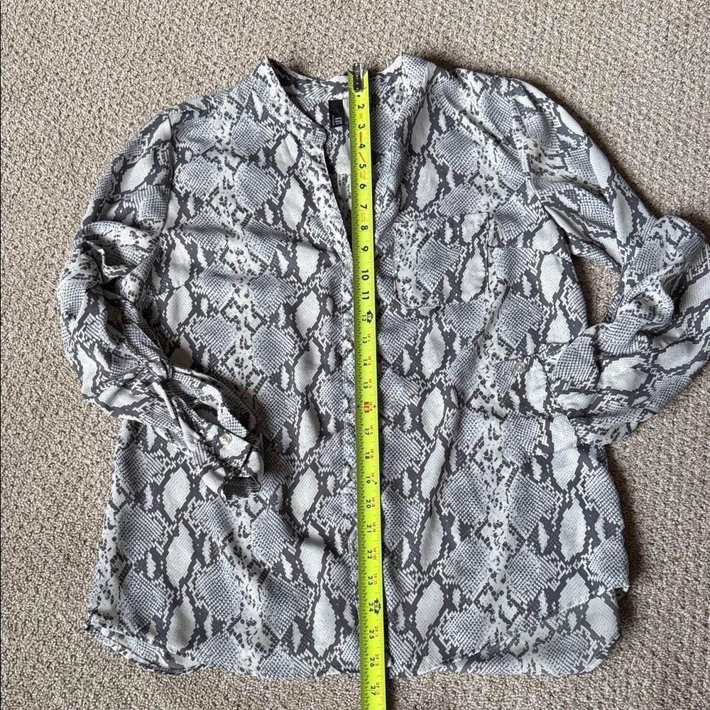 Kut from the Kloth Gray and White Snake Top