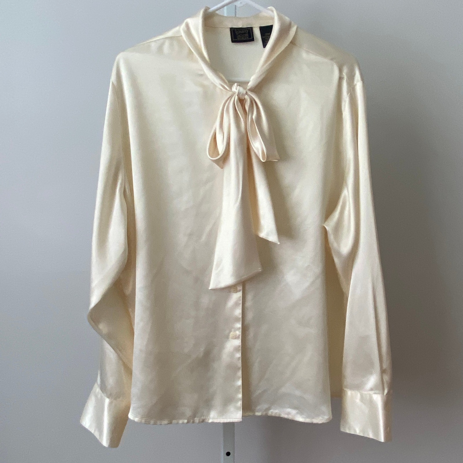 VTG Laura Scott 22W Cream Blouse Bow Neck Satin Button Up Top Luxury Minimalist