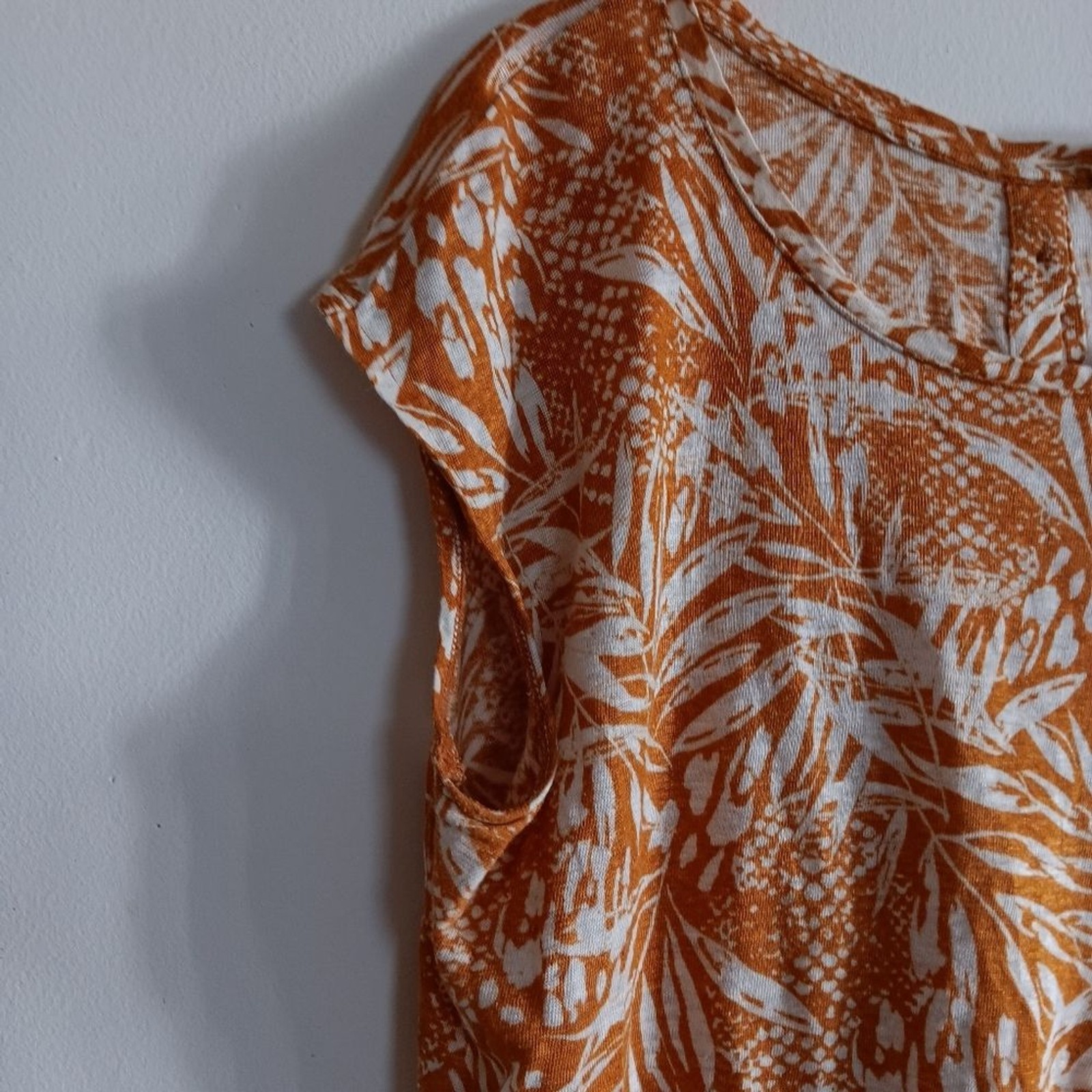 Christian Siriano New York 100% Linen Mustard Floral Blouse Top Beach Summer