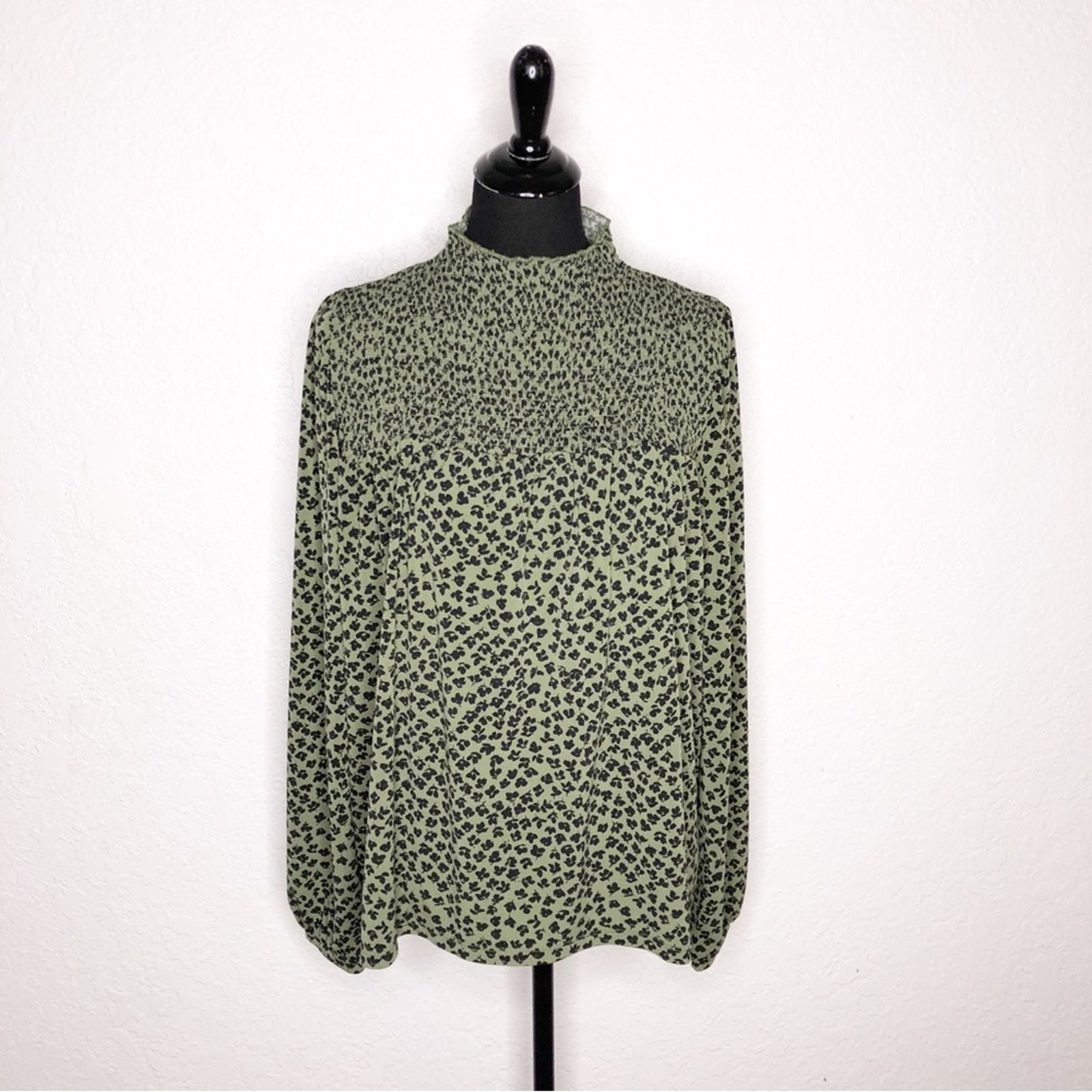 Ann Taylor army green black leaf print smocked top size Extra Large XL