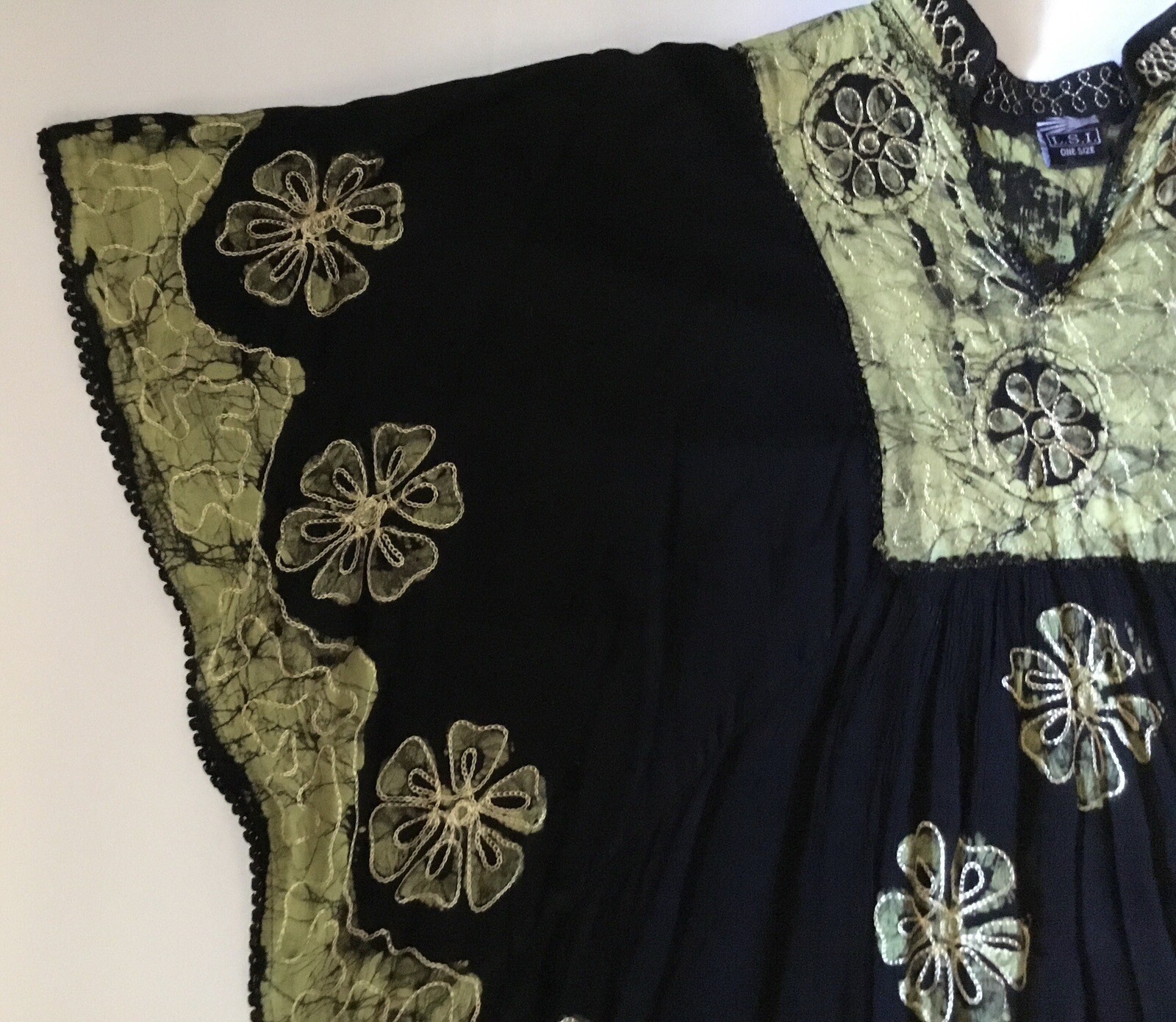 LSI Womens NWT Boho Top Shirt Black Green Embroidered One Size Poncho Seller