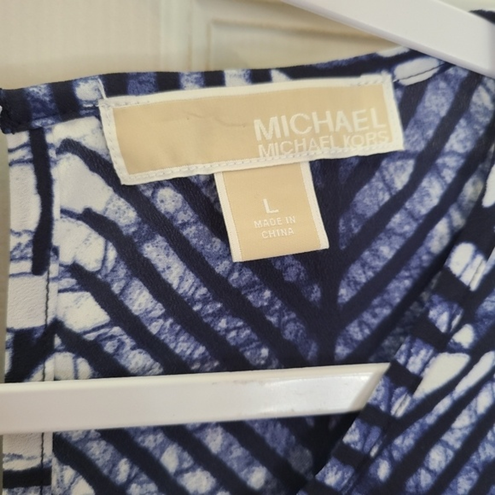 Michael Kors blue patterned lightweight sleeveless blouse top Women’s size Large