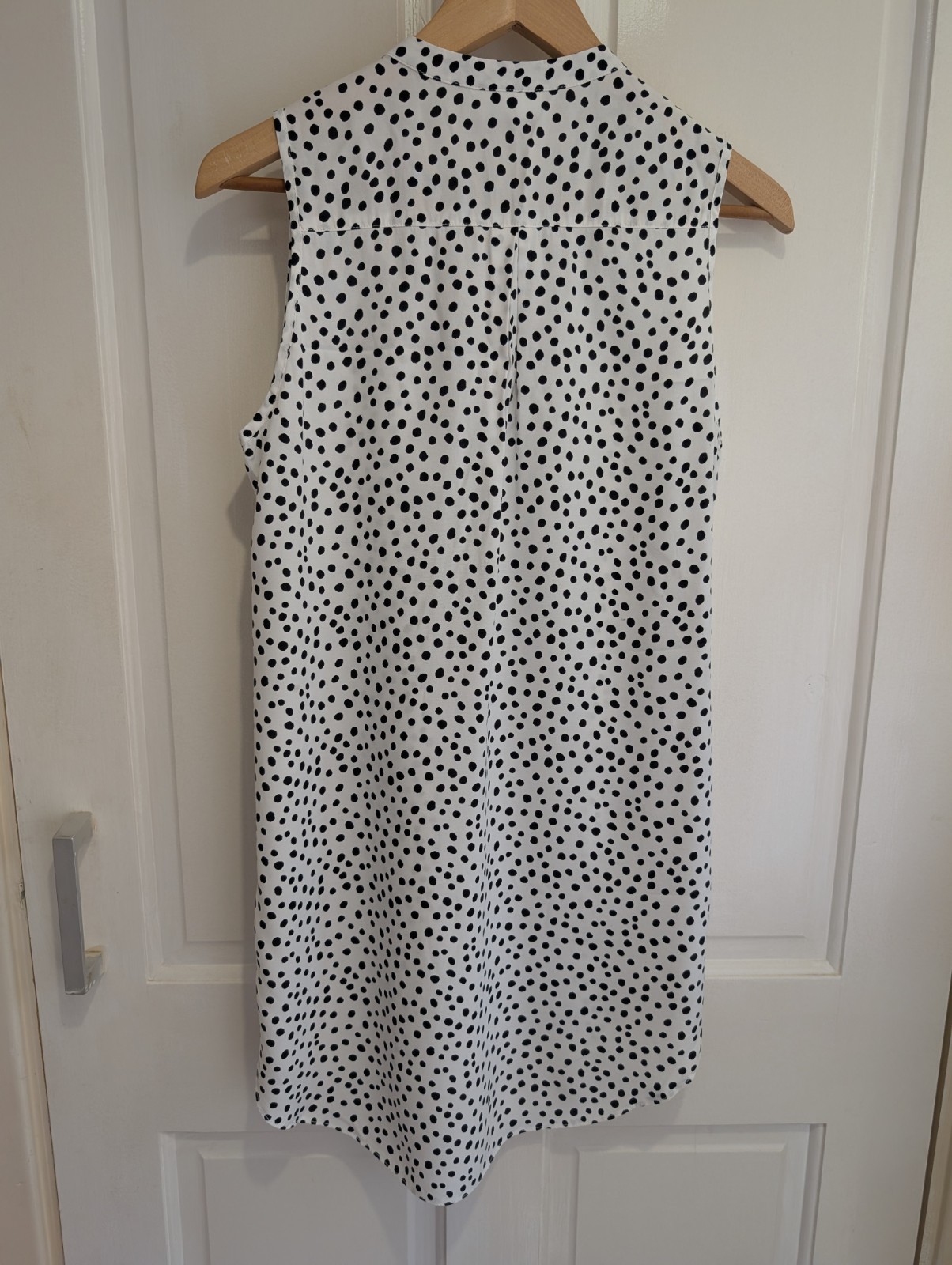 Wallis White Polka Dot Blouse Size Small Sleeveless Button Down Dropped Hem