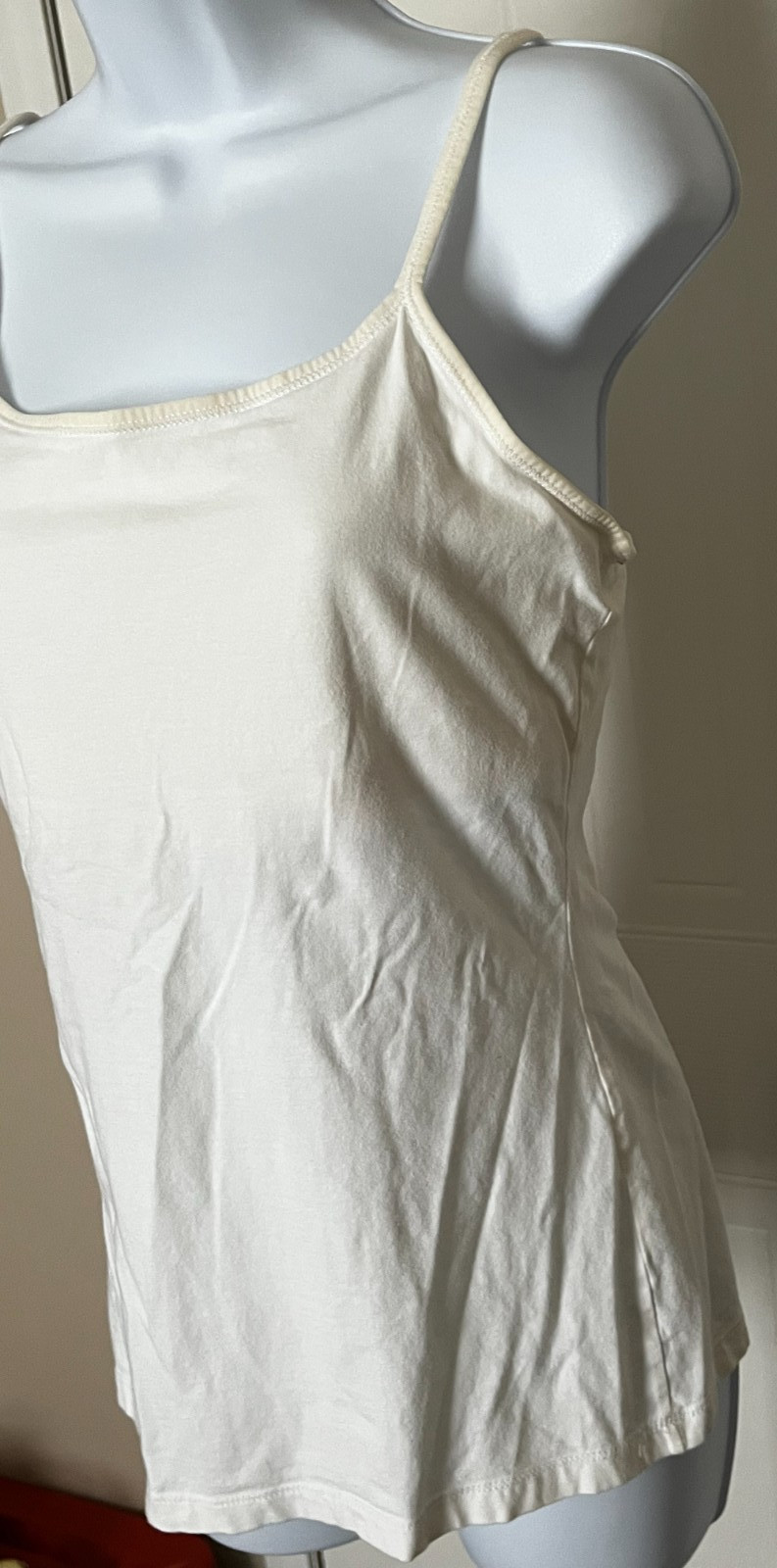🌞 WOMEN’S M WHITE CAMISOLE TANK • ADJUSTABLE STRAPS • BUILT‑IN SHELF BRA