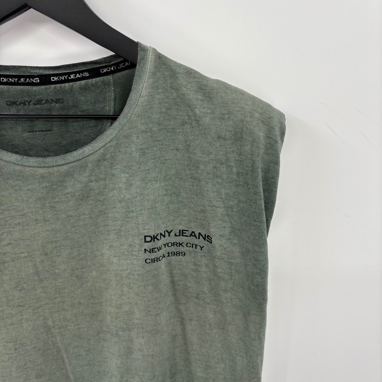 DKNY Jeans Muscle Tee Womens Large Green Padded Shoulder Graphic Tank Gym Y2K