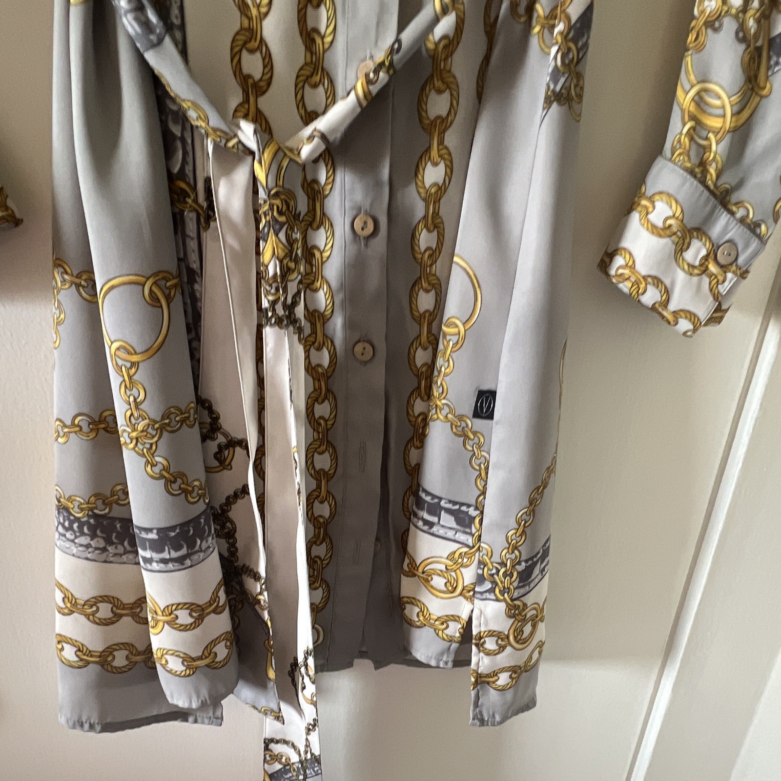 Vertigo Women’s Gray/White/Gold Chain Satin Collared Tunic Blouse M